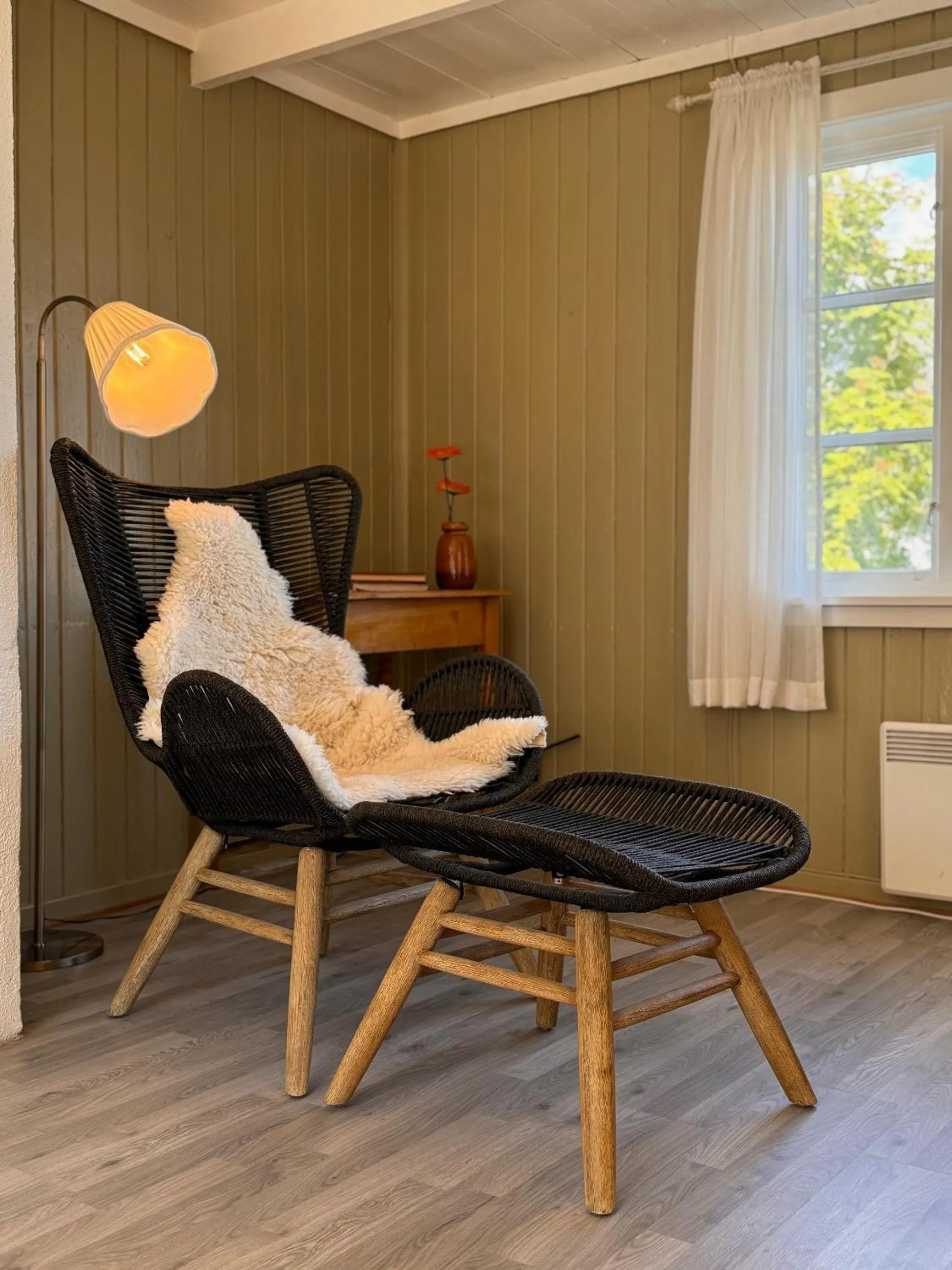 Seating area in Sakrisøy Rorbuer