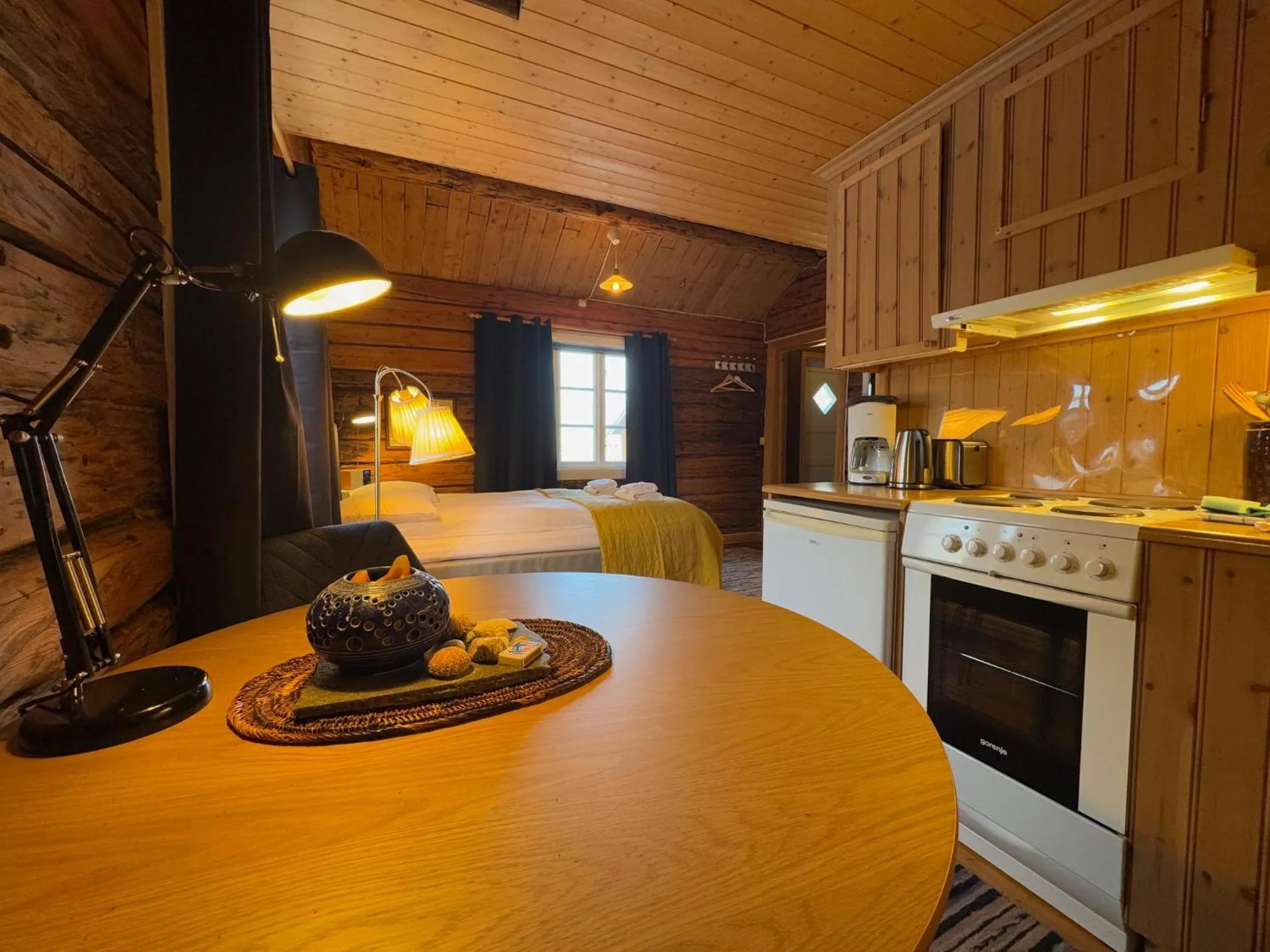 Photo of the whole room in Sakrisøy Rorbuer