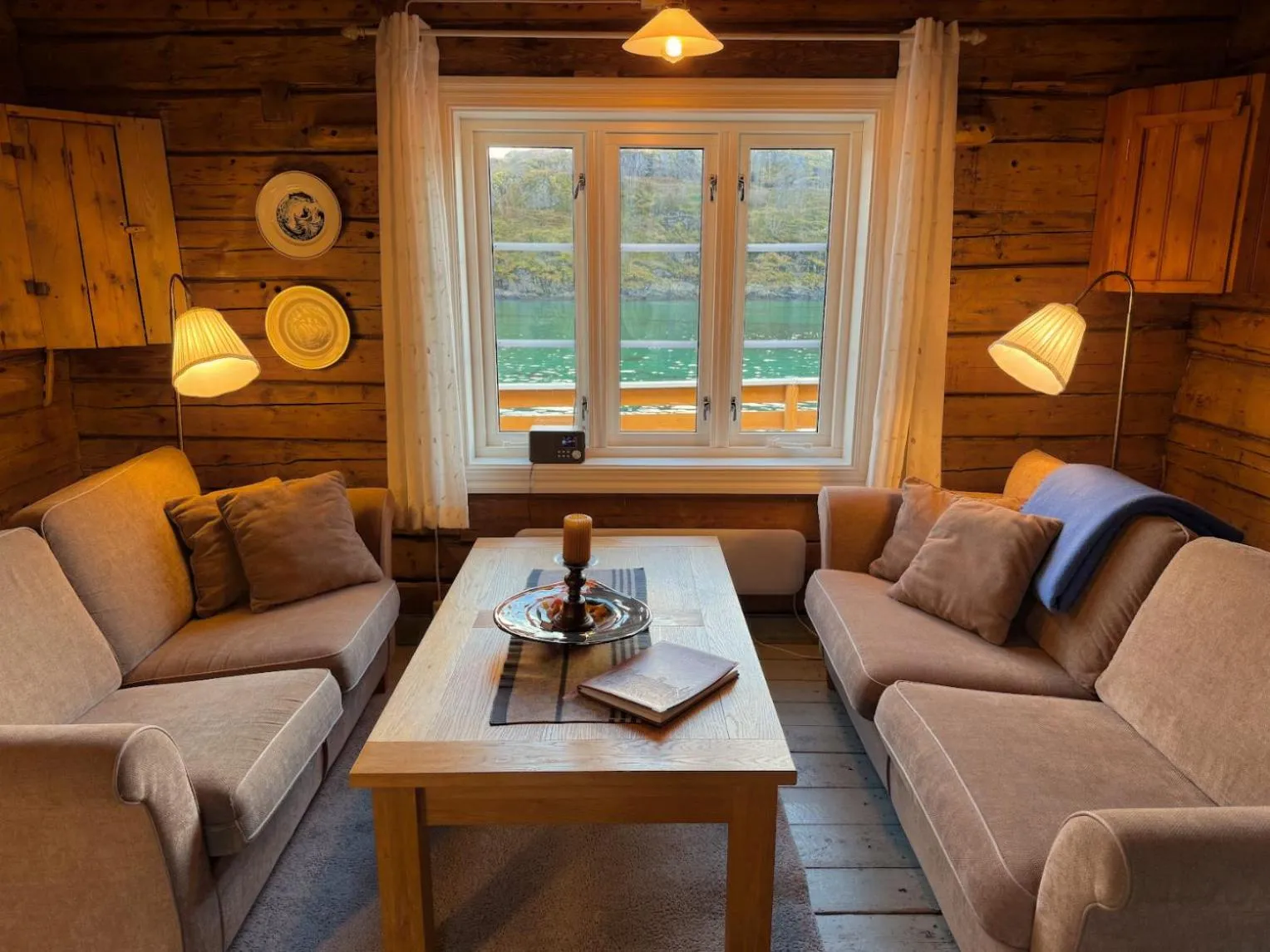 Seating area in Sakrisøy Rorbuer
