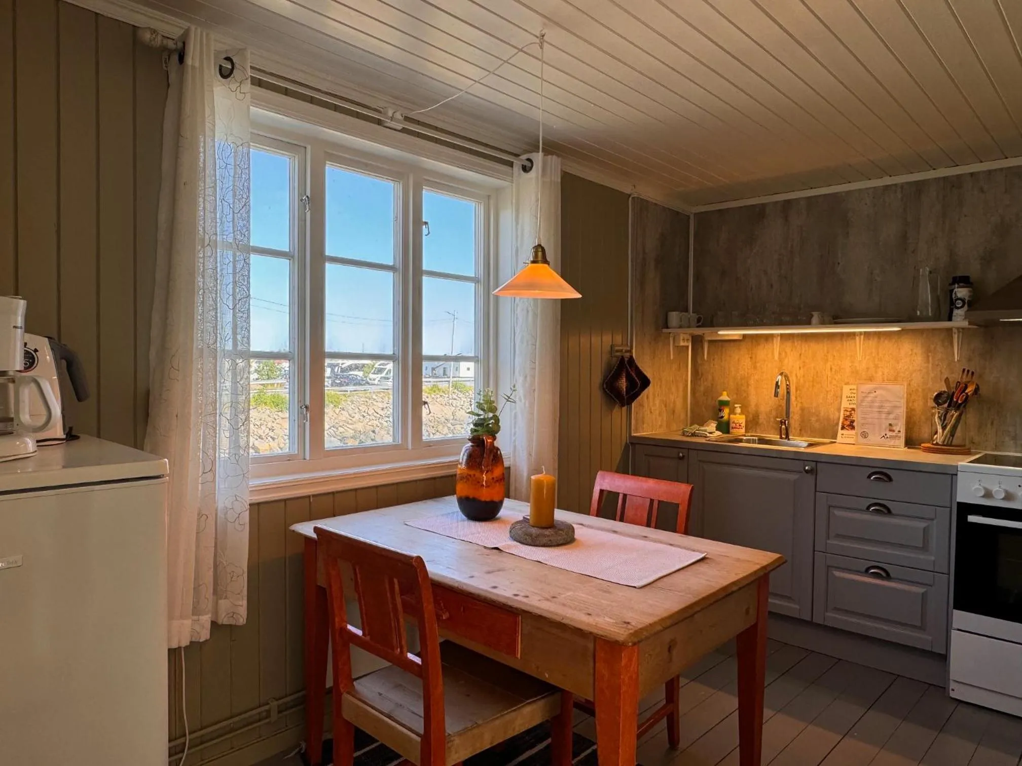 Kitchen or kitchenette in Sakrisøy Rorbuer