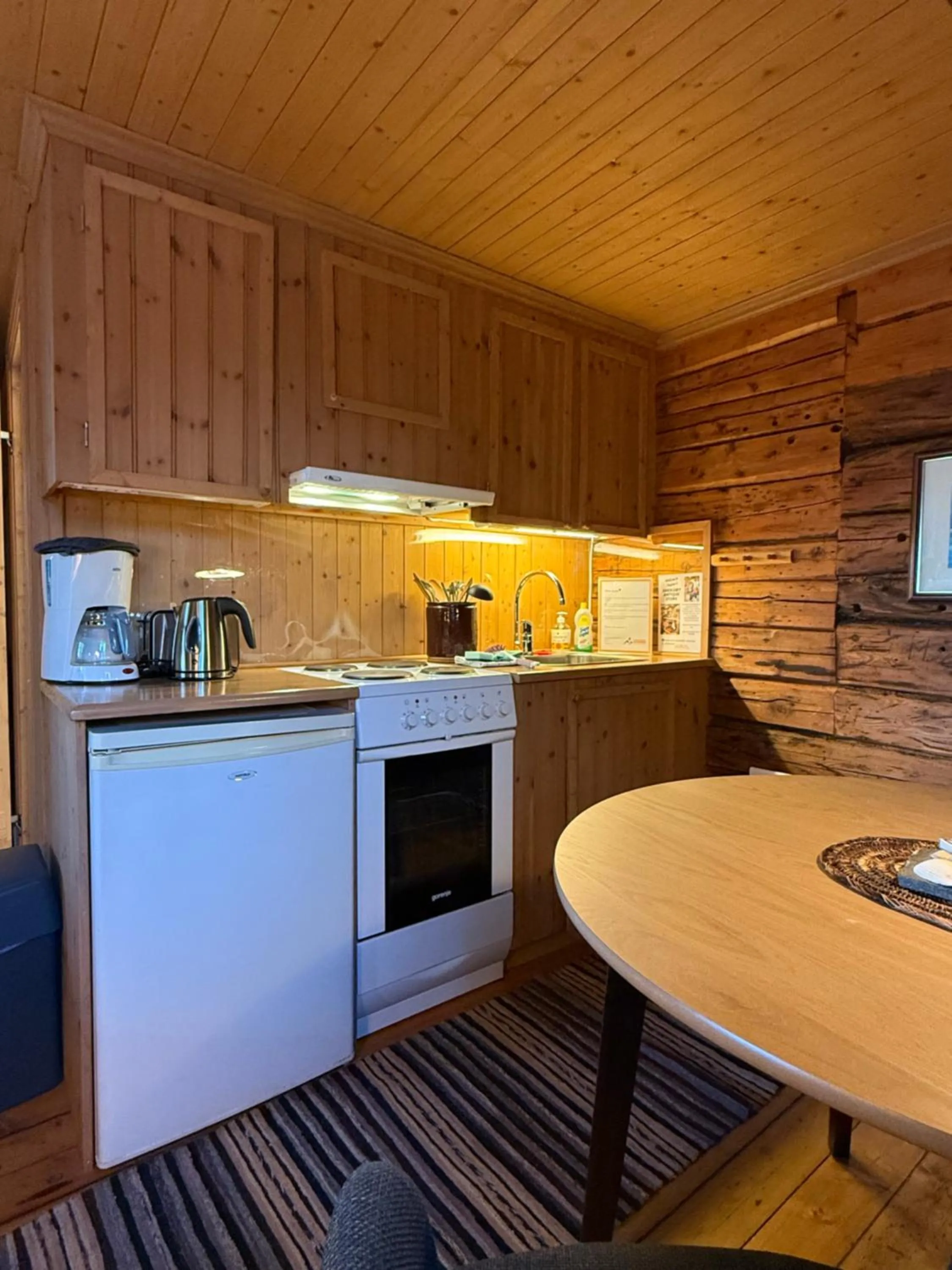Kitchen or kitchenette in Sakrisøy Rorbuer
