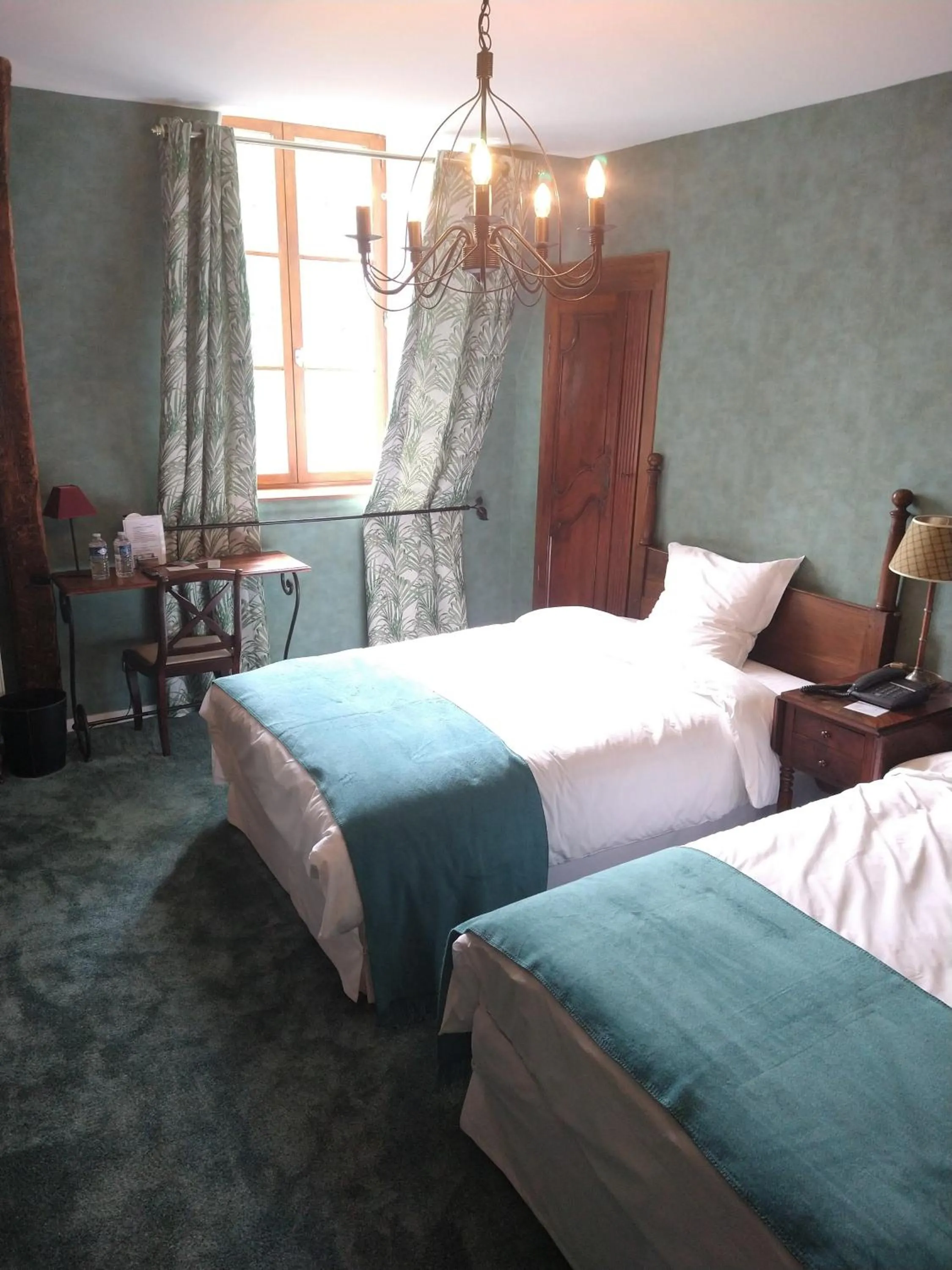 Twin Room in Hotel La Croix De Vernuche