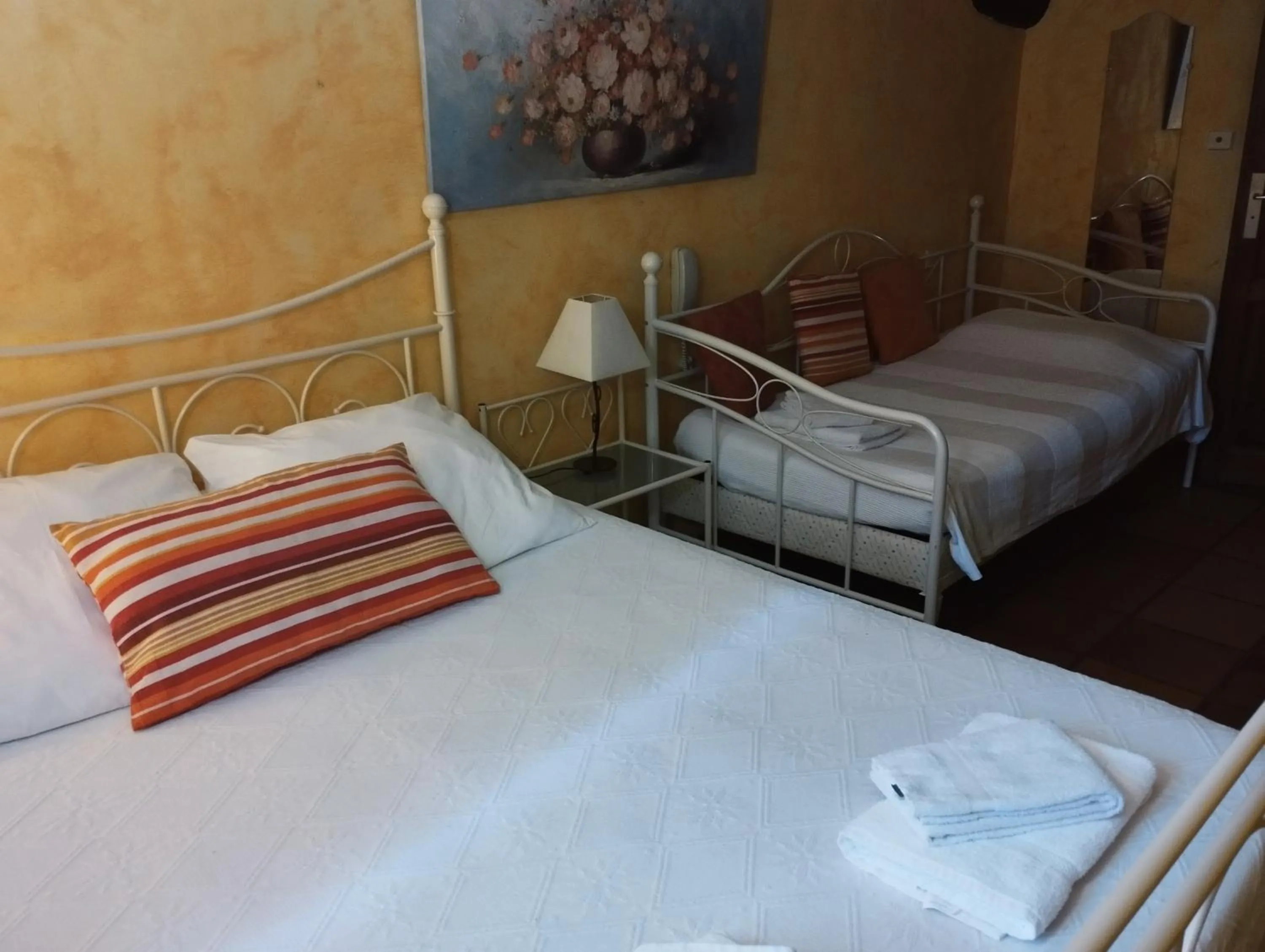 Bed in Logis Hotel Restaurant L'Esquielle