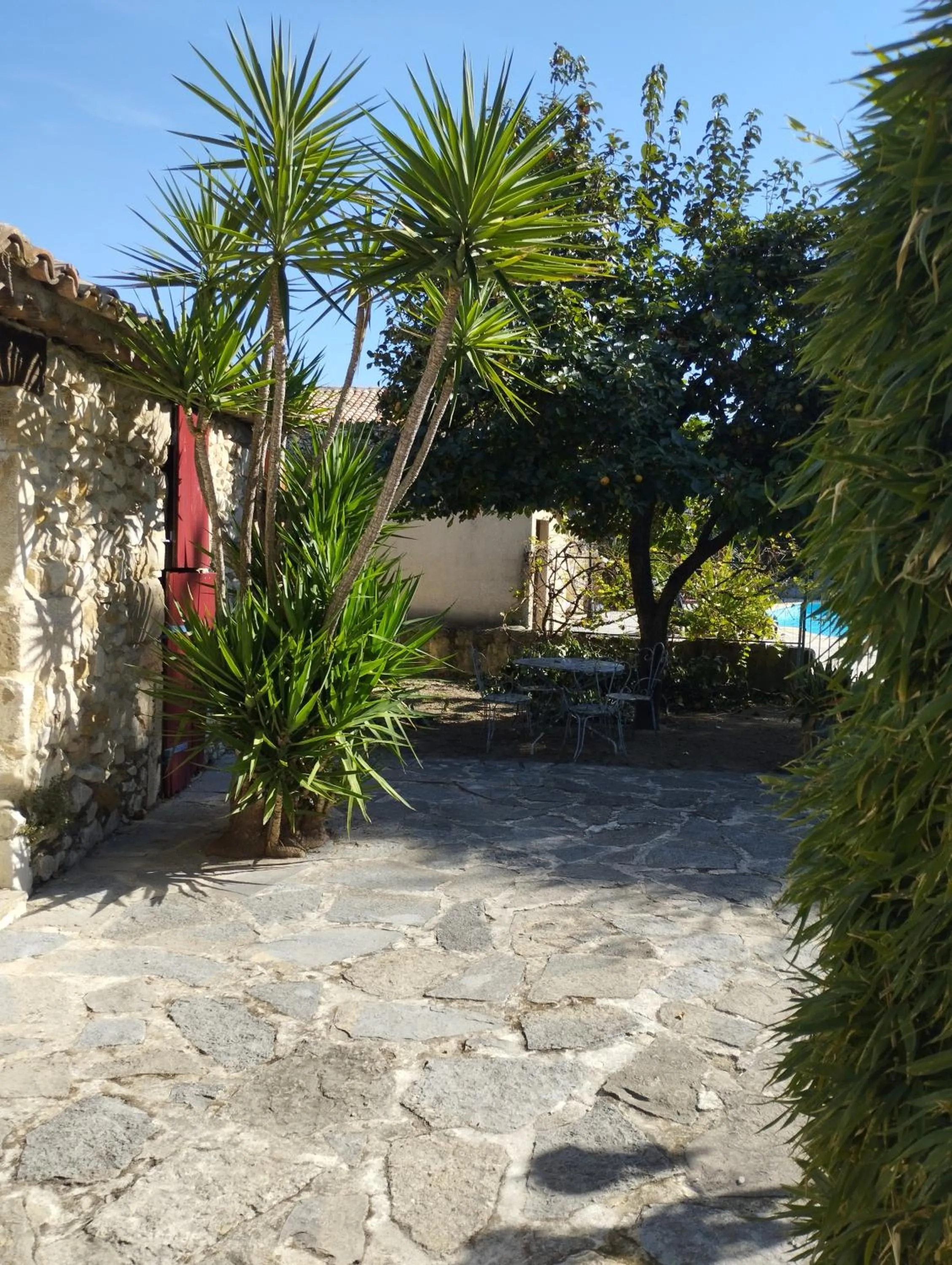 Garden in Logis Hotel Restaurant L'Esquielle