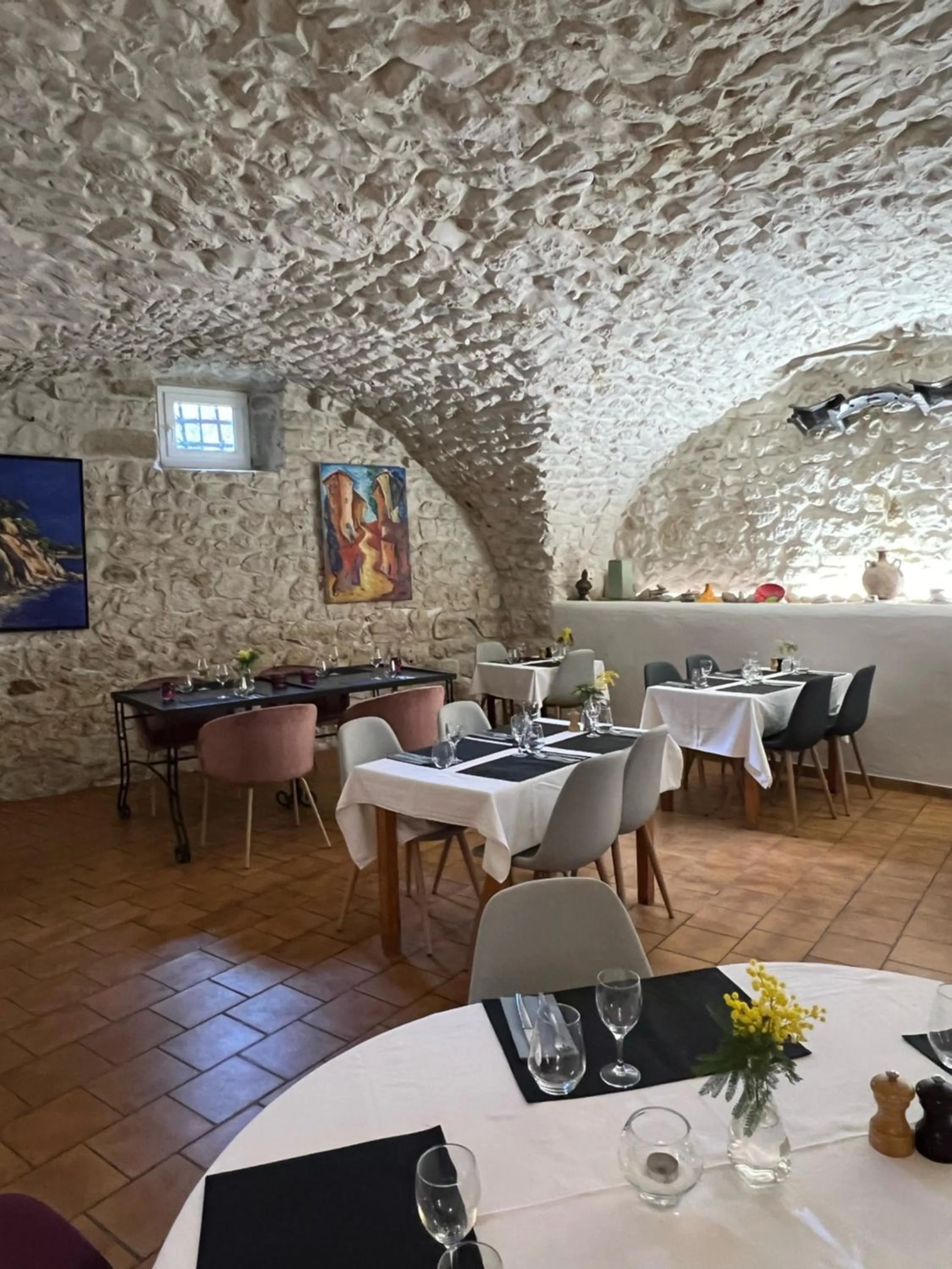 Restaurant/places to eat in Logis Hotel Restaurant L'Esquielle