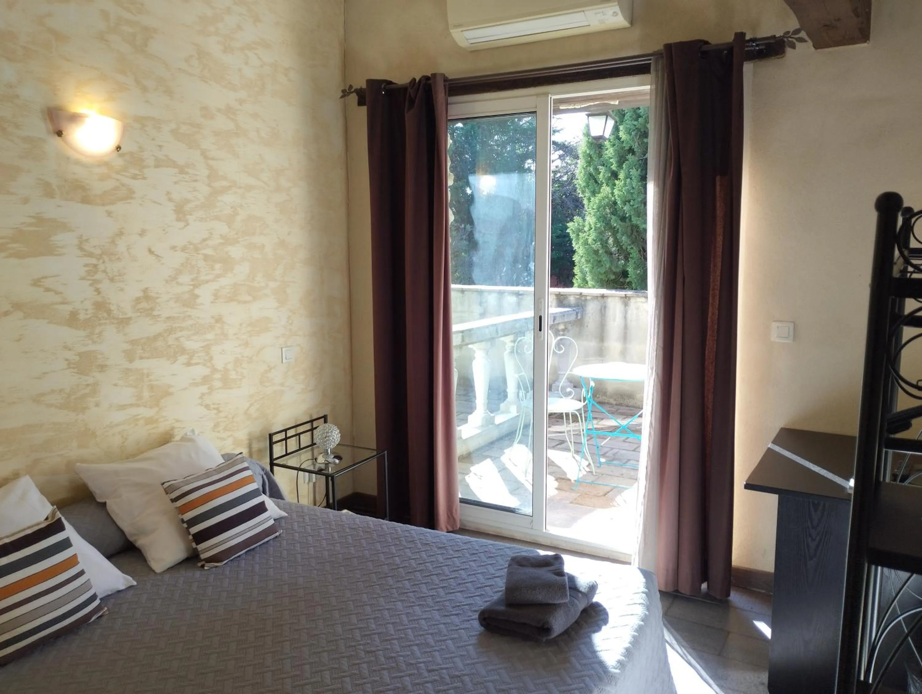 View (from property/room), Bed in Logis Hotel Restaurant L'Esquielle