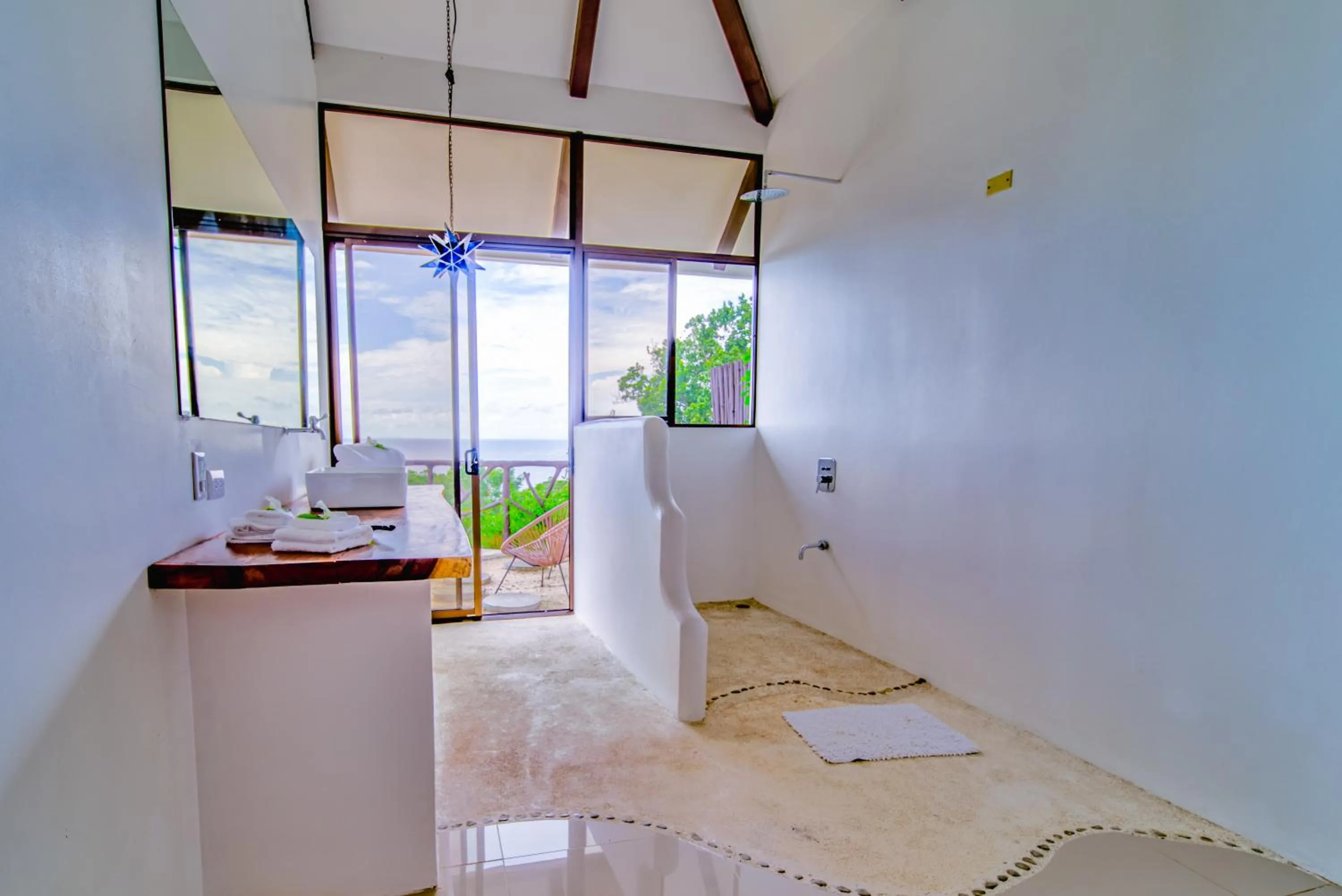 Bathroom, Bed in Akua Suites Ocean View
