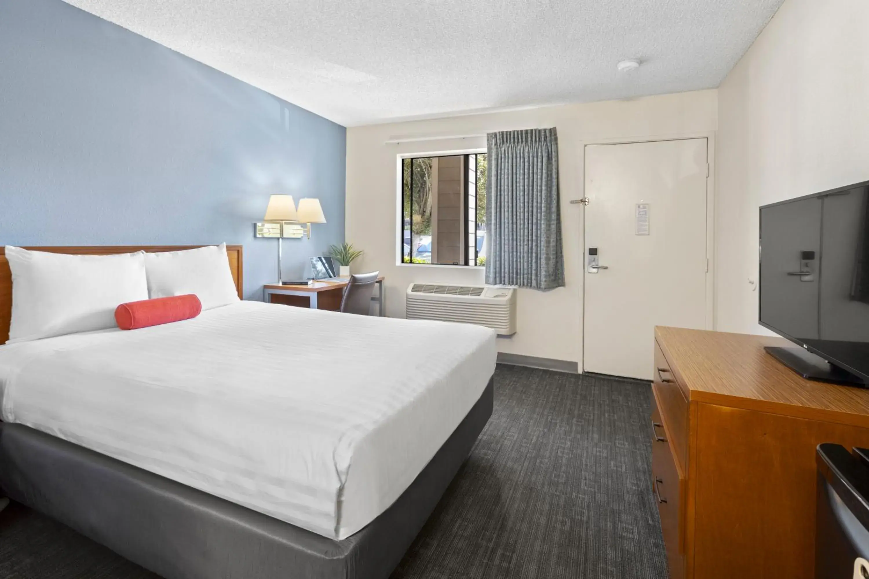 Photo of the whole room, Bed in Good Nite Inn Calabasas Photo of the whole room, Bed in Good Nite Inn Calabasas