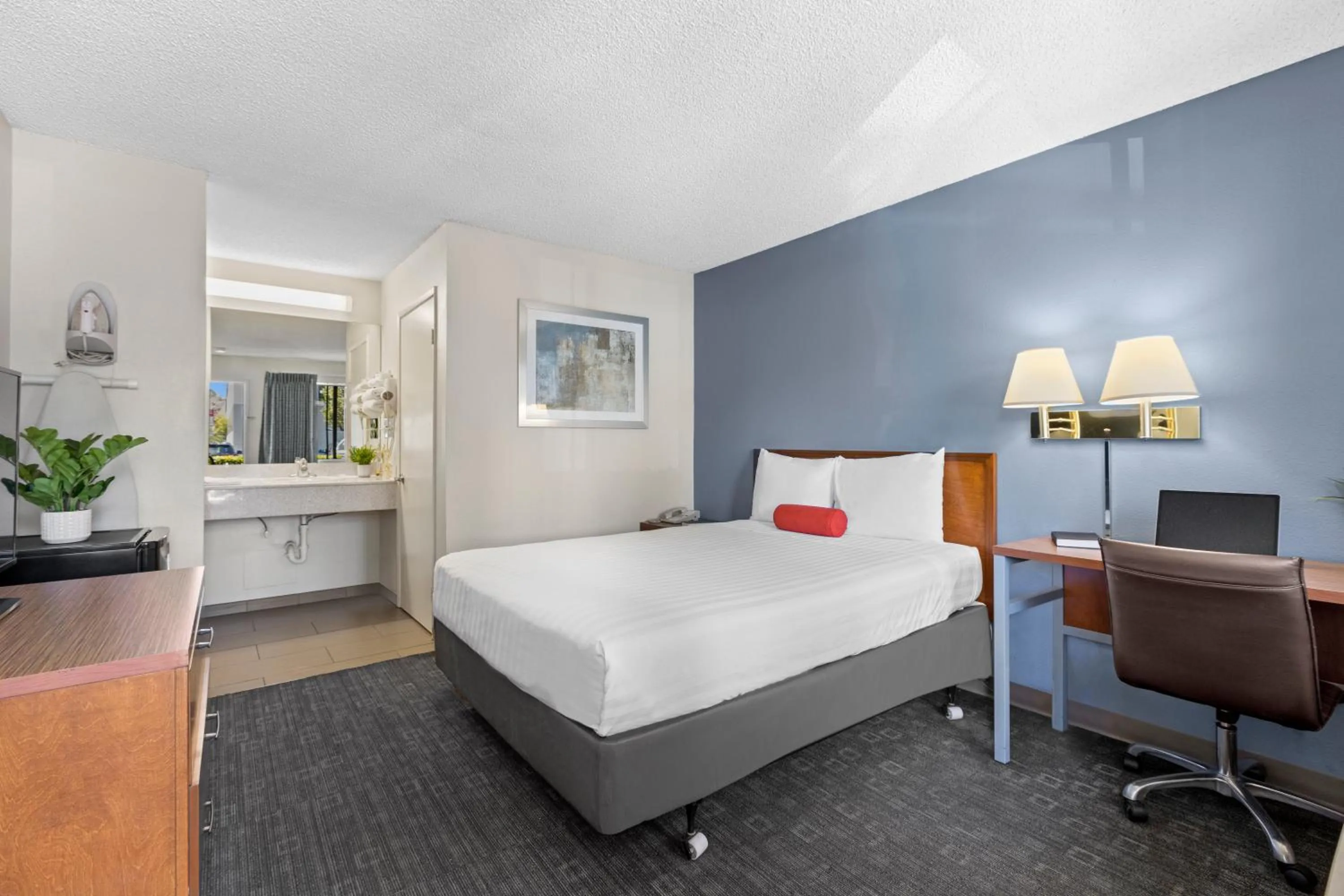 Photo of the whole room, Bed in Good Nite Inn Calabasas