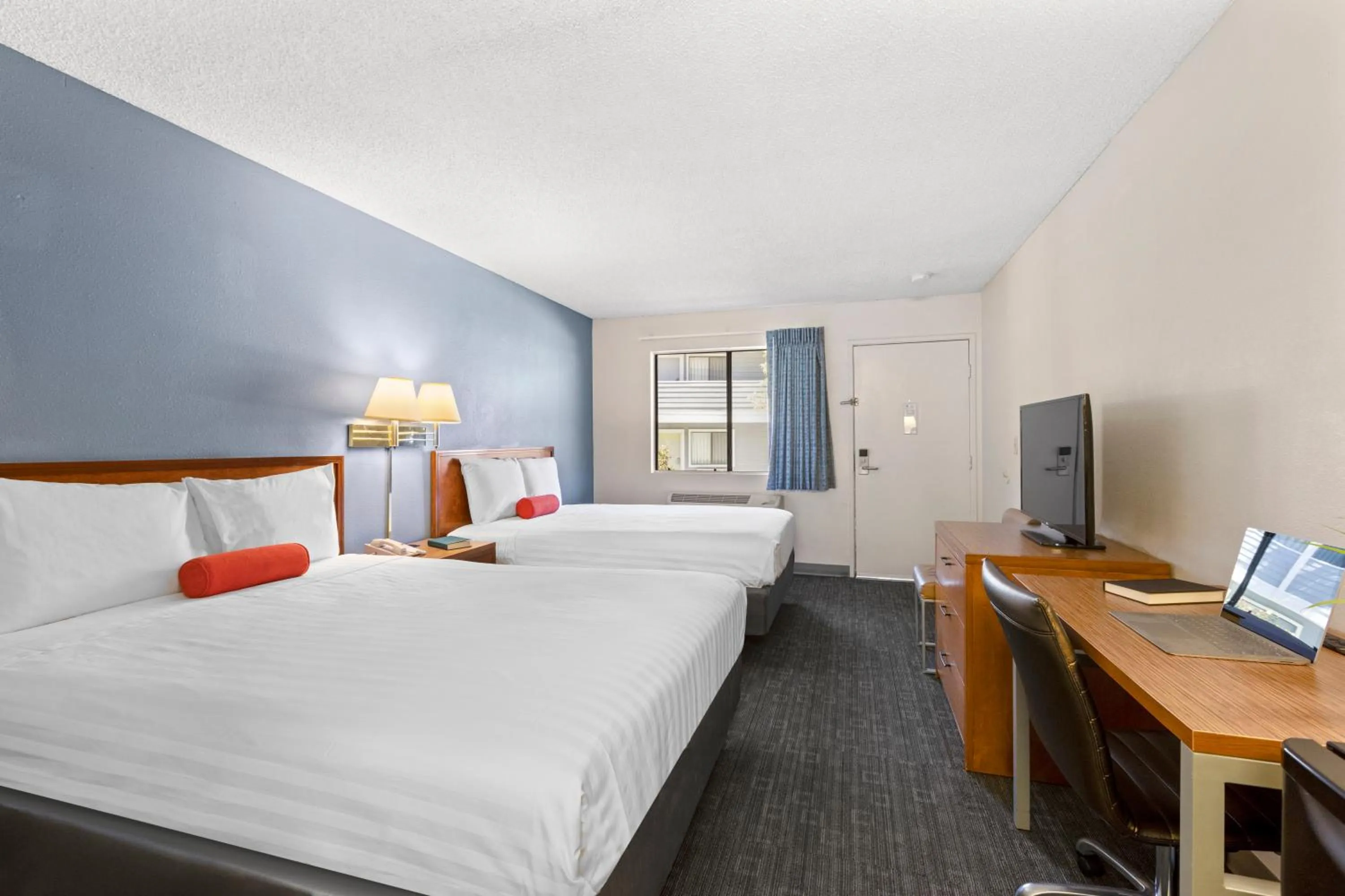 Photo of the whole room, Bed in Good Nite Inn Calabasas