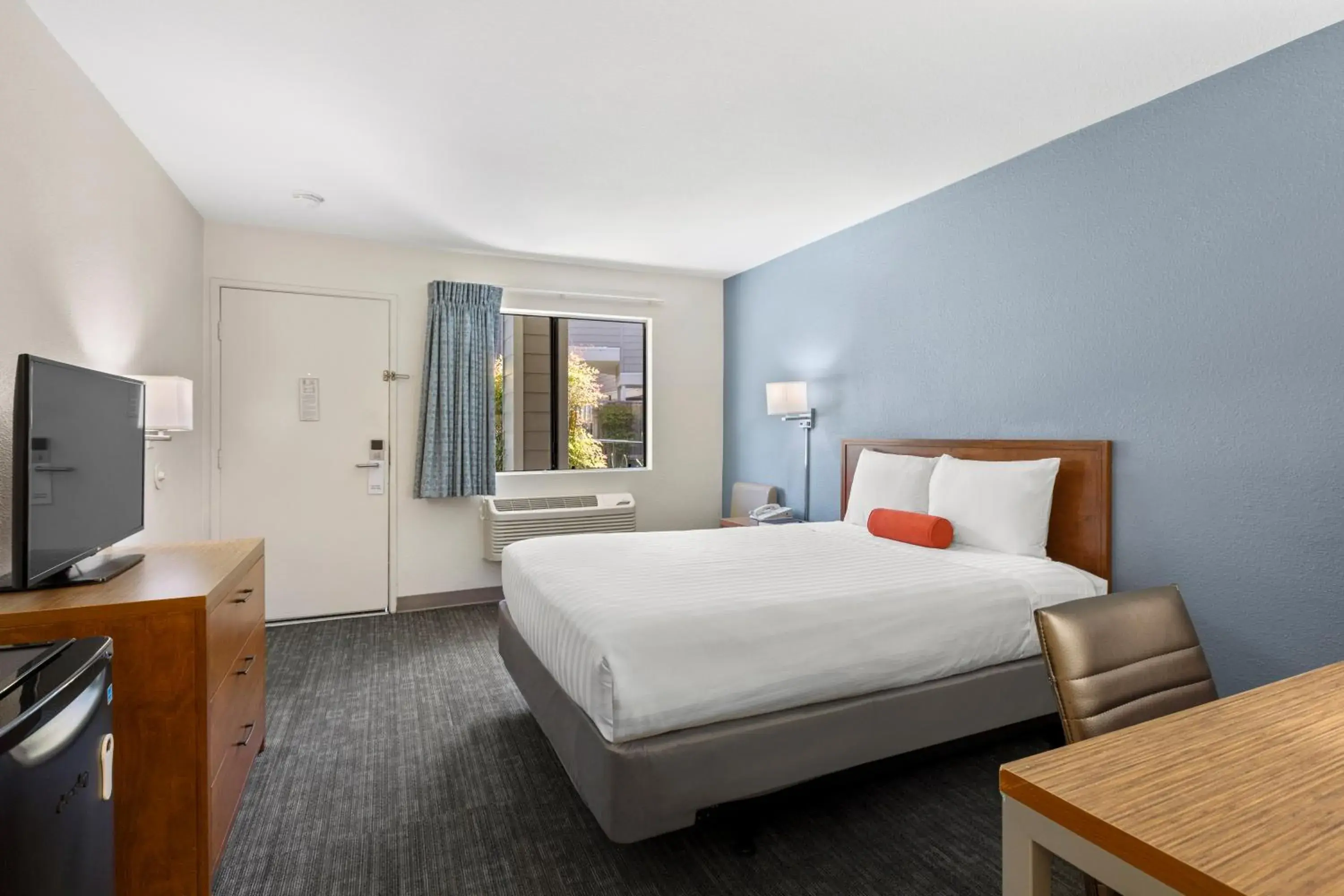 Photo of the whole room, Bed in Good Nite Inn Calabasas Photo of the whole room, Bed in Good Nite Inn Calabasas