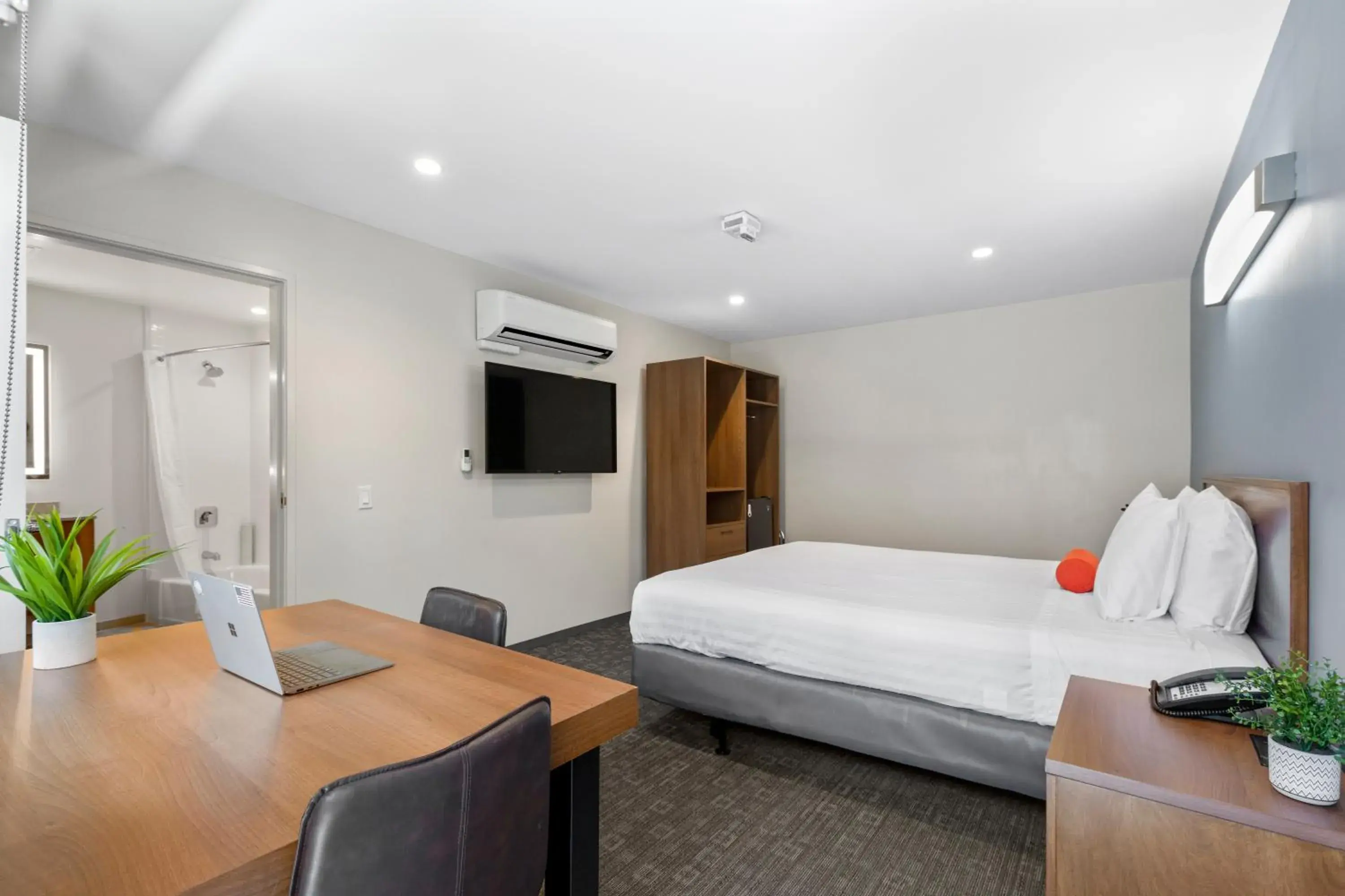 View (from property/room), Bed in Good Nite Inn Calabasas View (from property/room), Bed in Good Nite Inn Calabasas