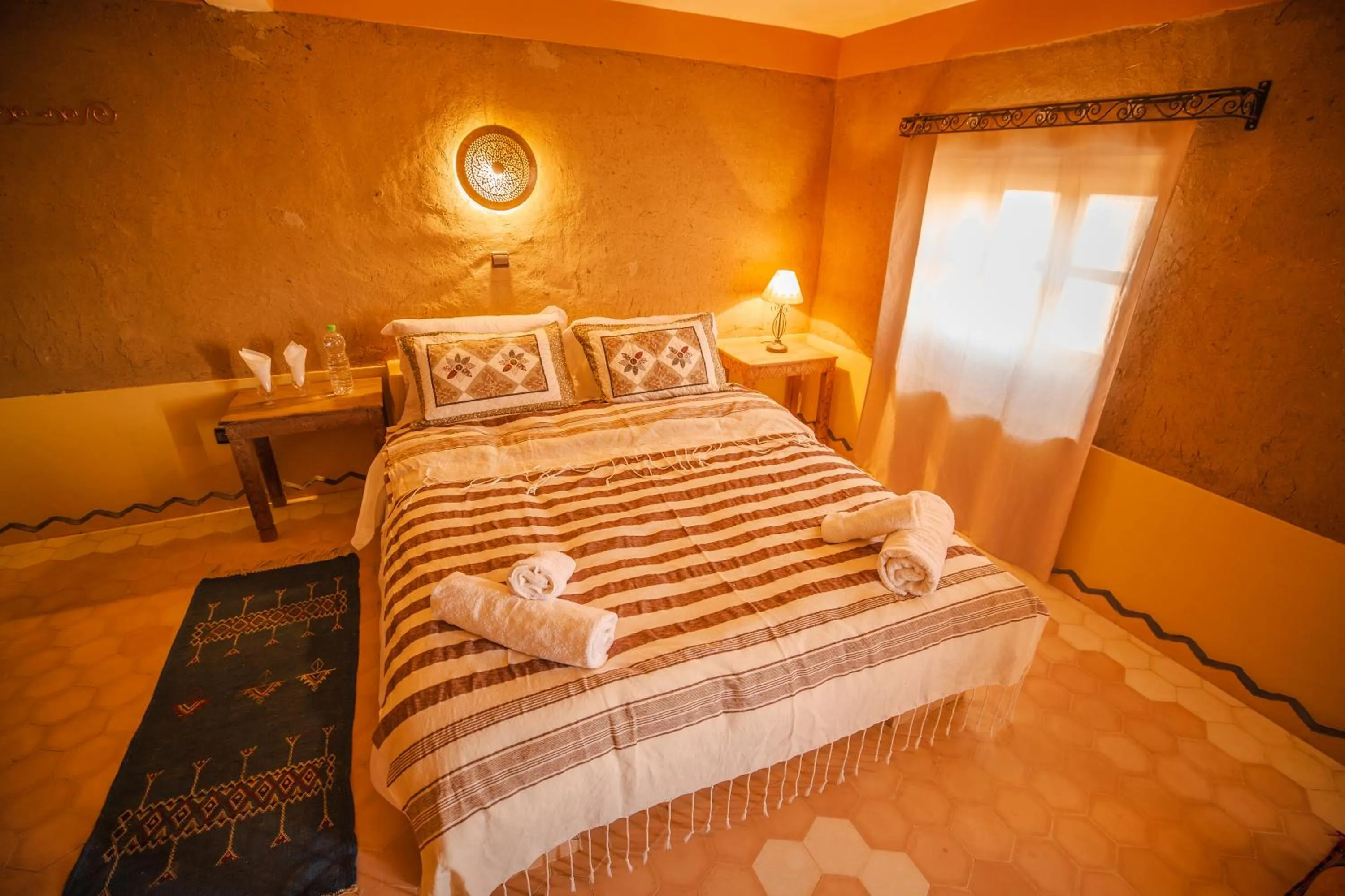 Photo of the whole room, Bed in Takojt