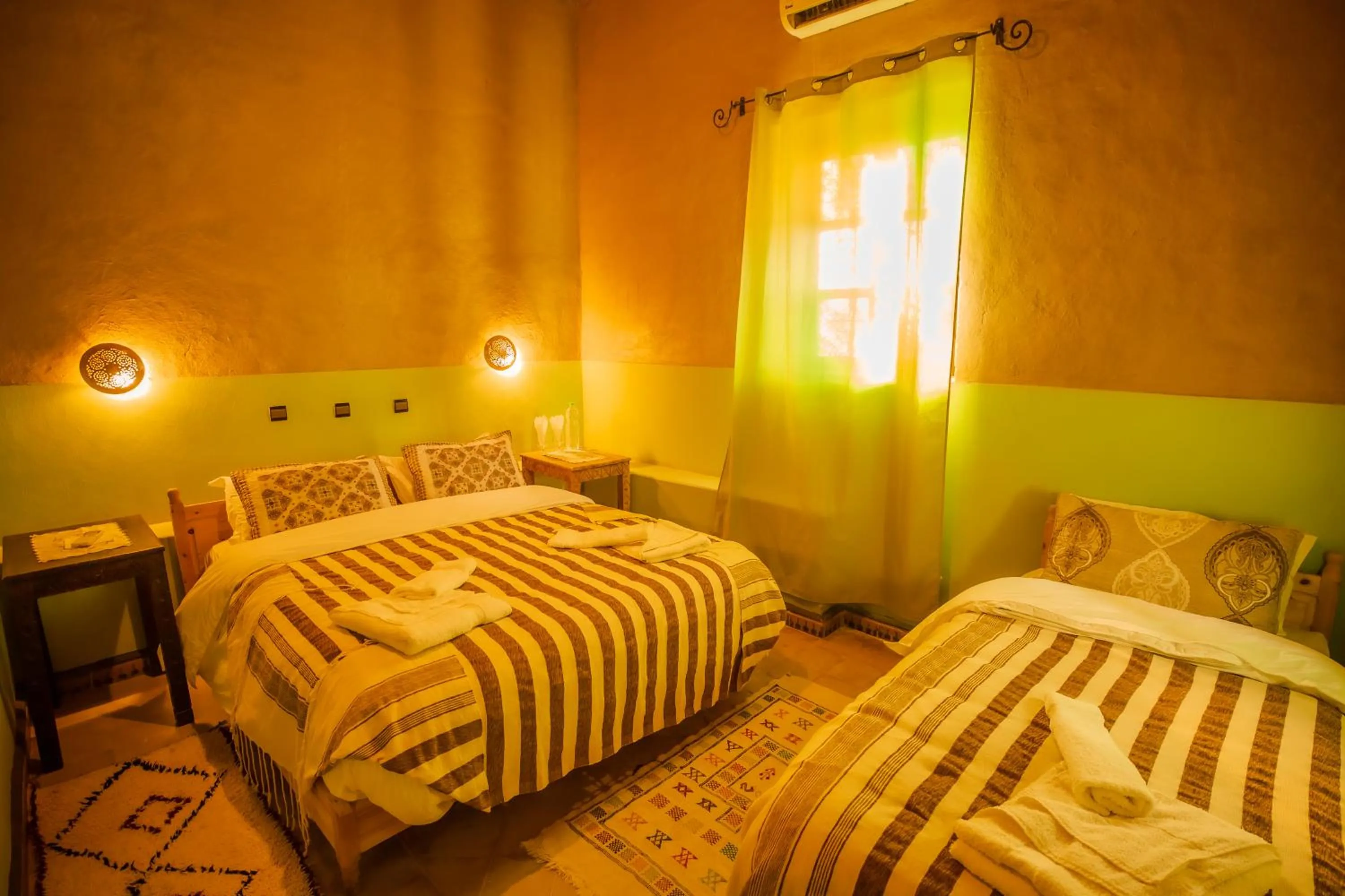 Photo of the whole room, Bed in Takojt