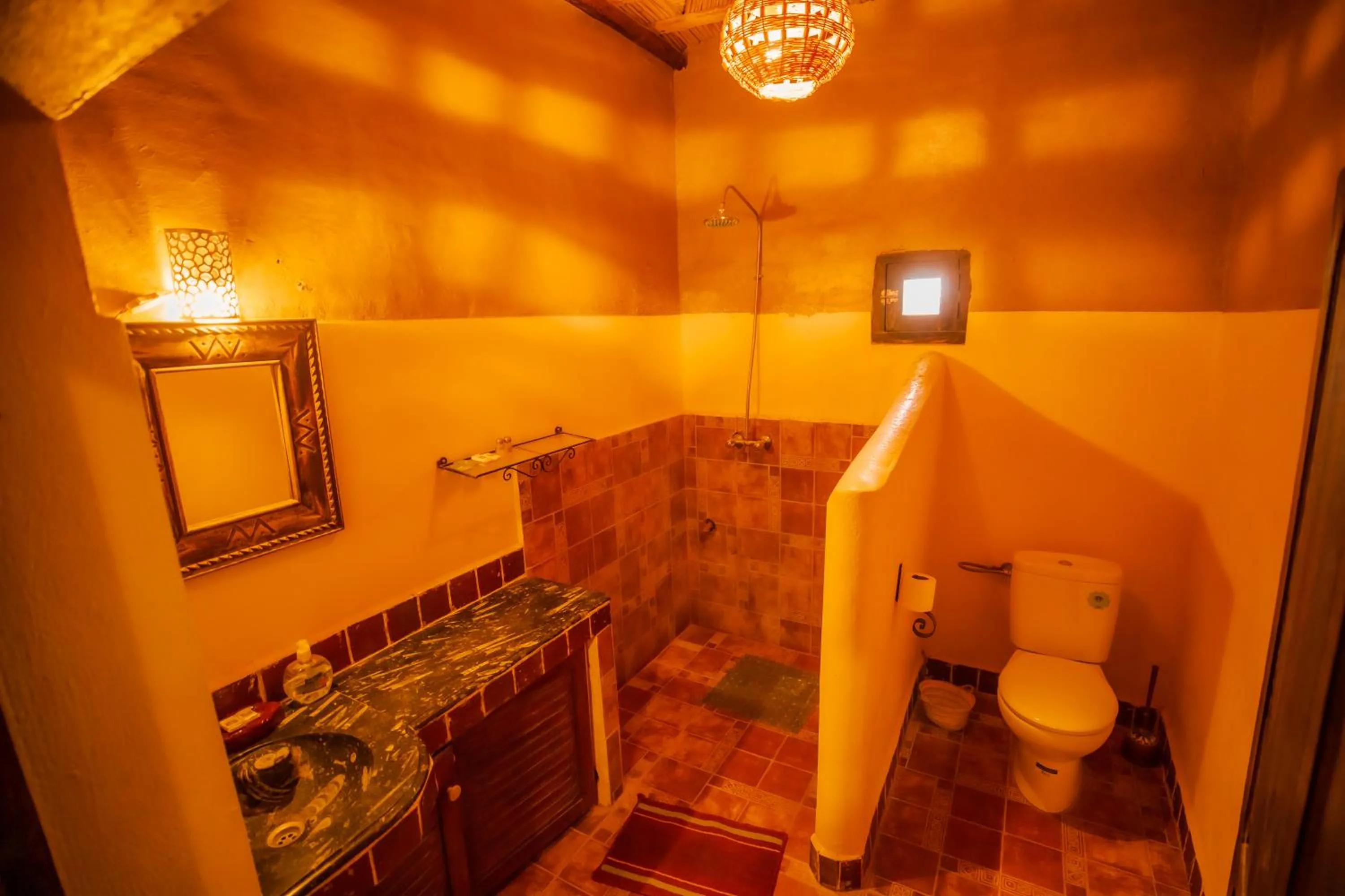 Toilet in Takojt