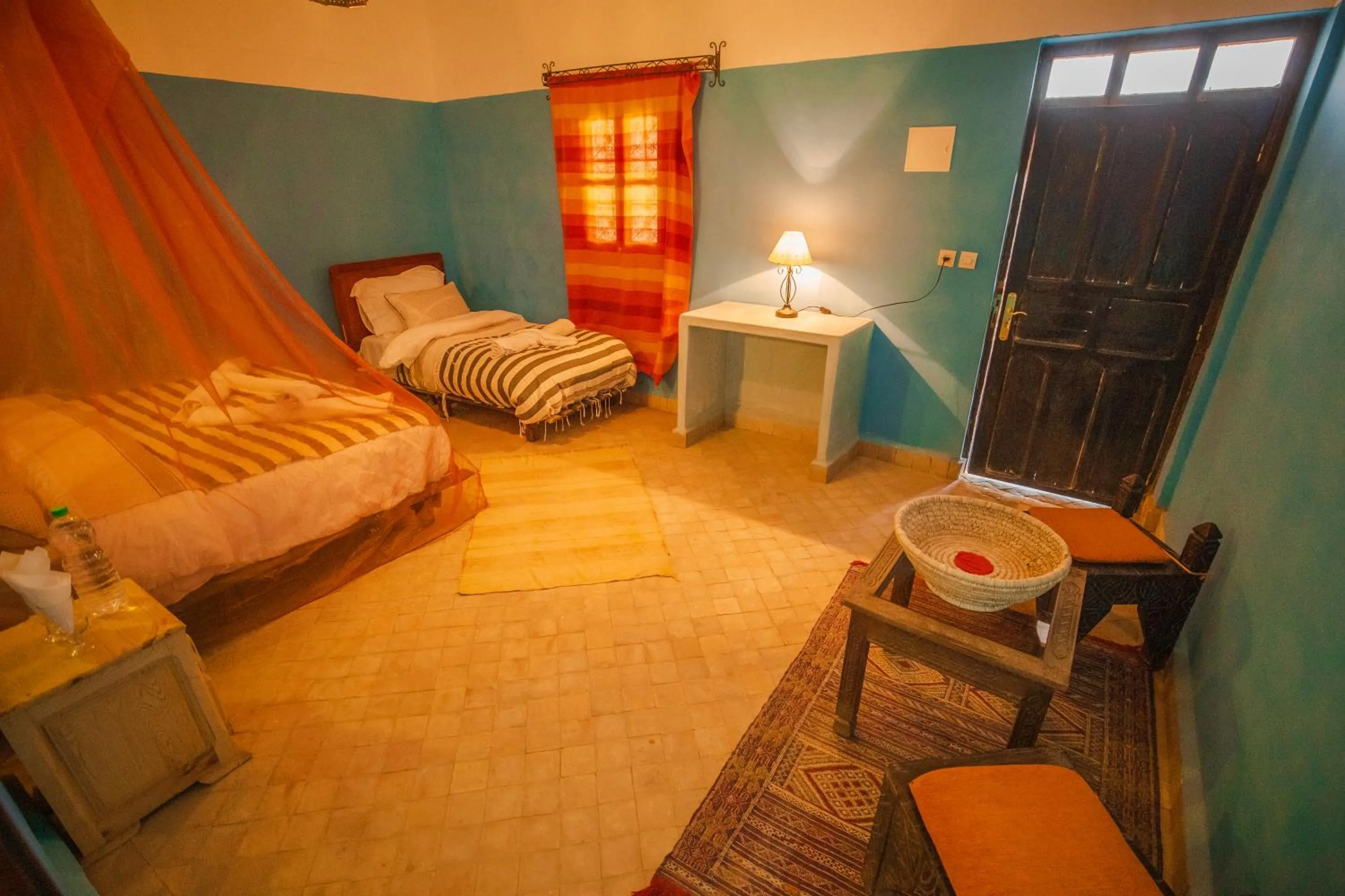 Photo of the whole room, Bed in Takojt