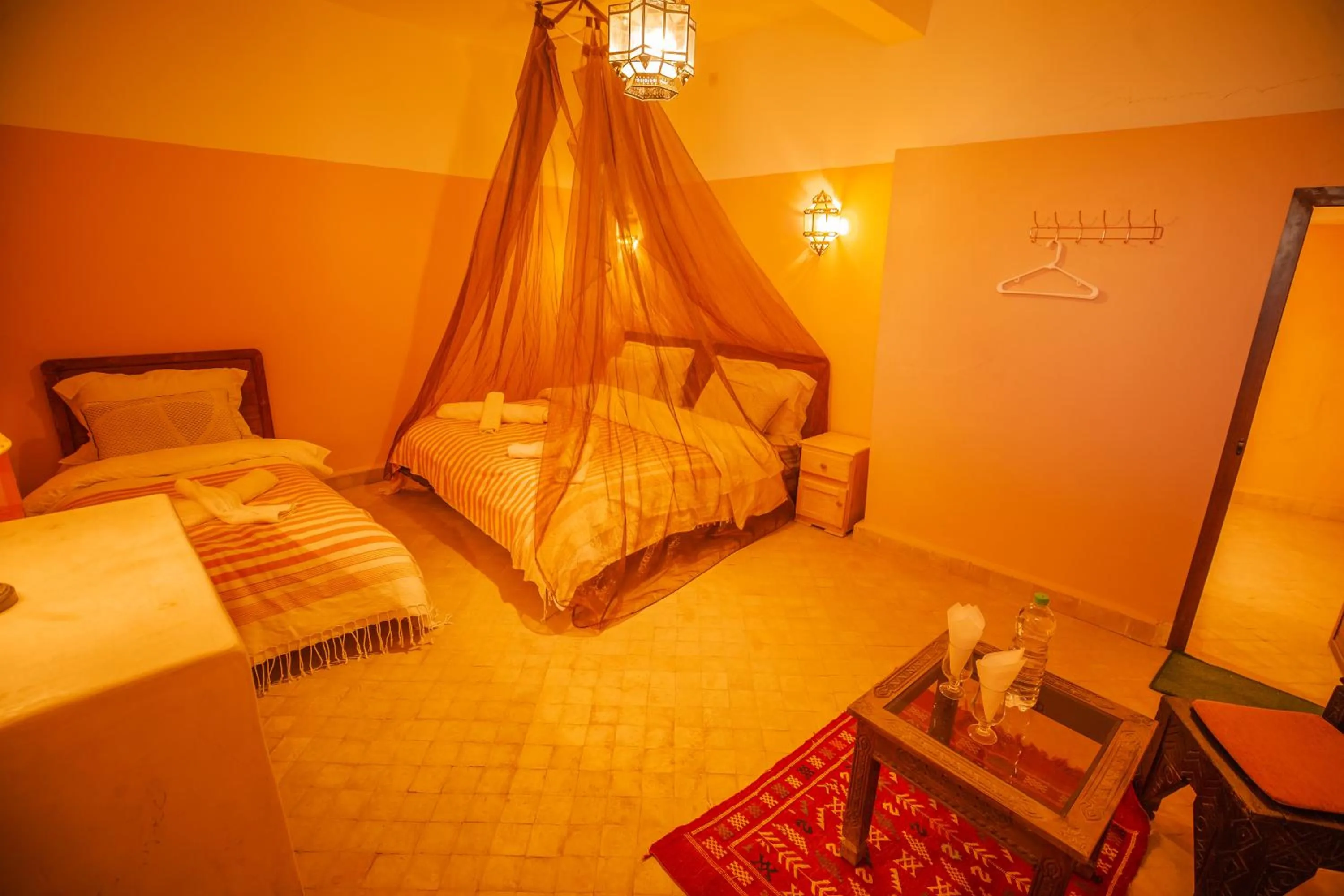 Photo of the whole room, Bed in Takojt
