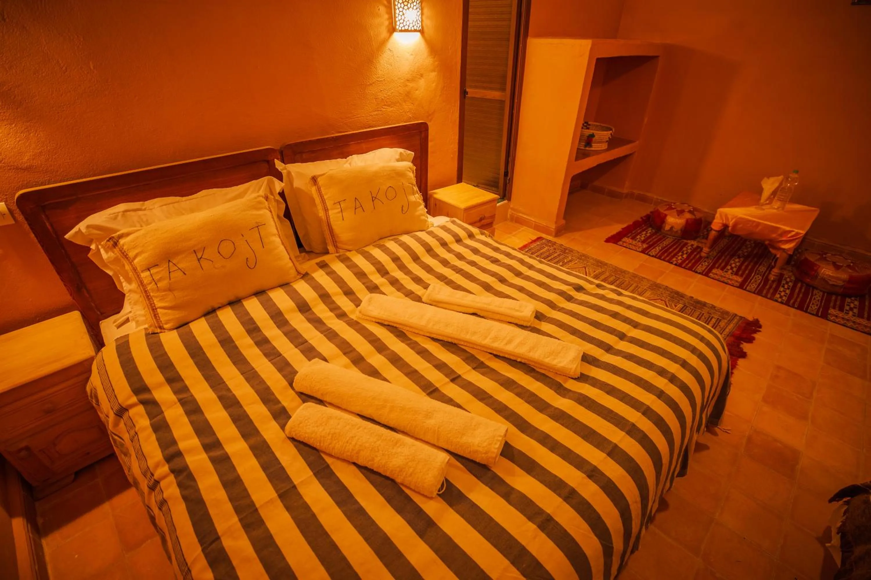 Photo of the whole room, Bed in Takojt