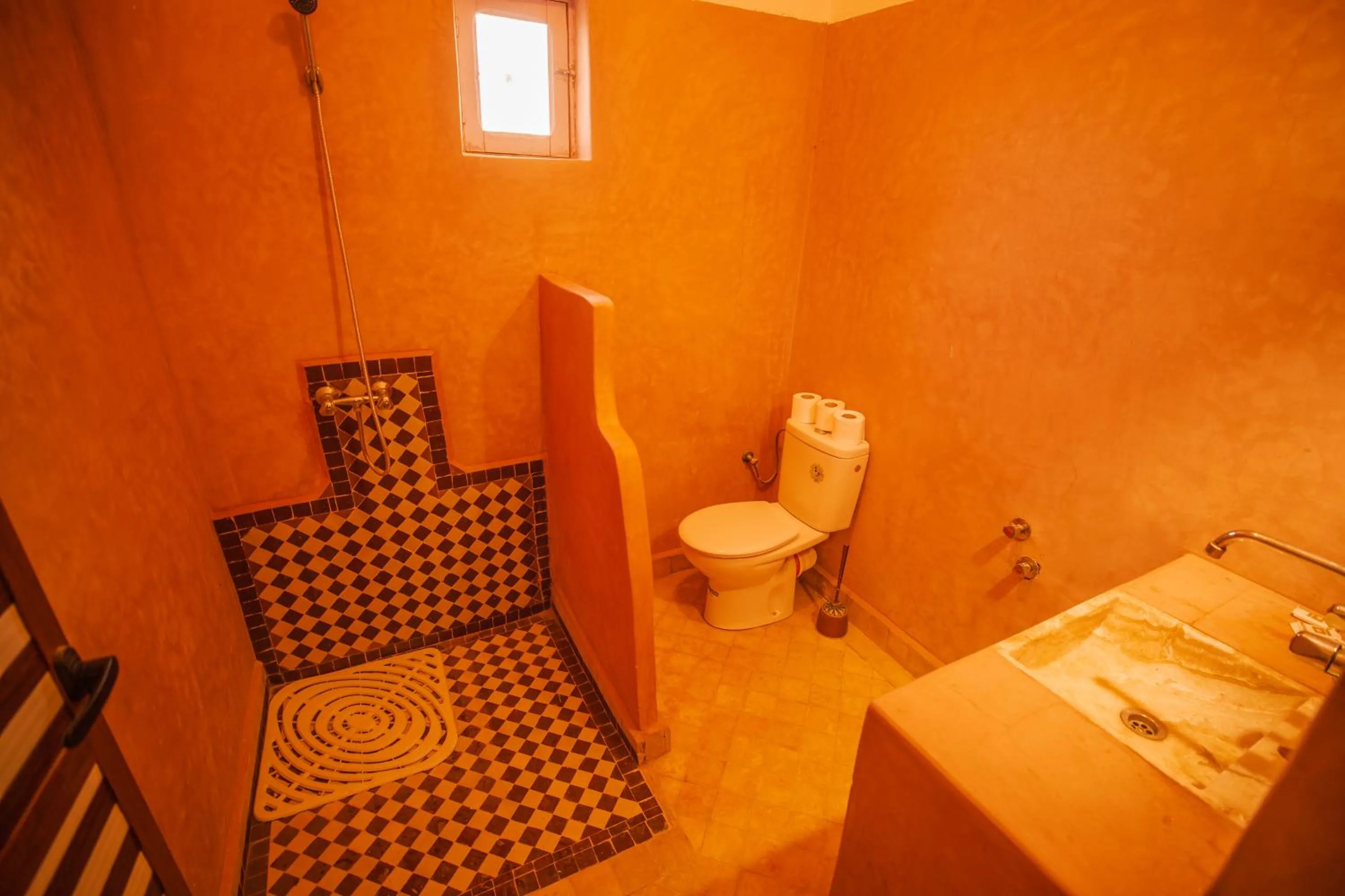 Toilet in Takojt