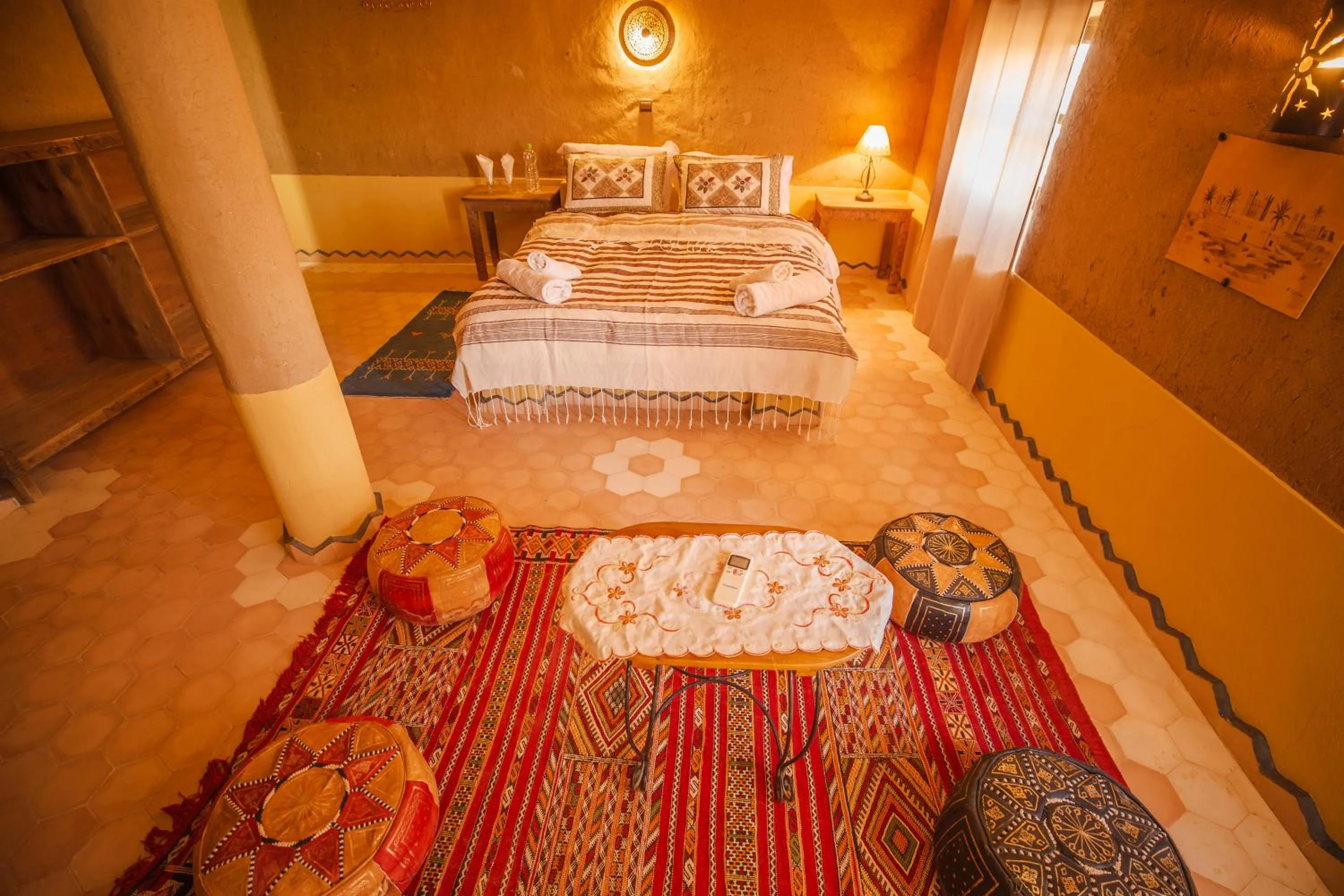 Photo of the whole room, Bed in Takojt