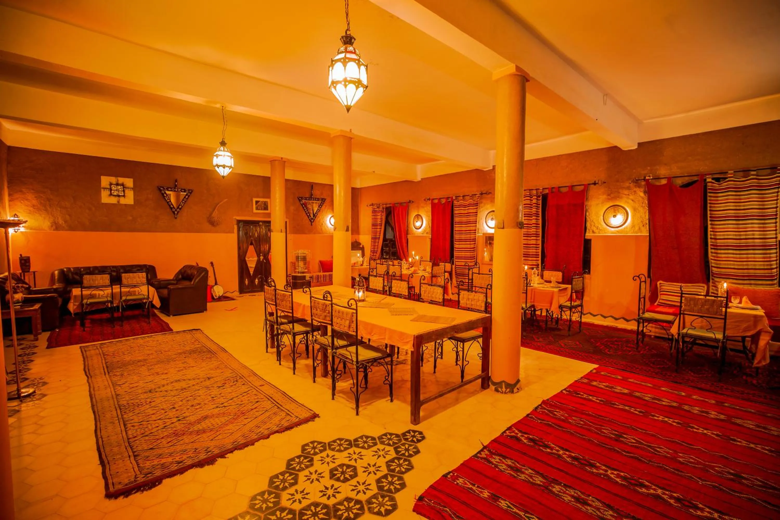 Restaurant/places to eat, Bed in Takojt