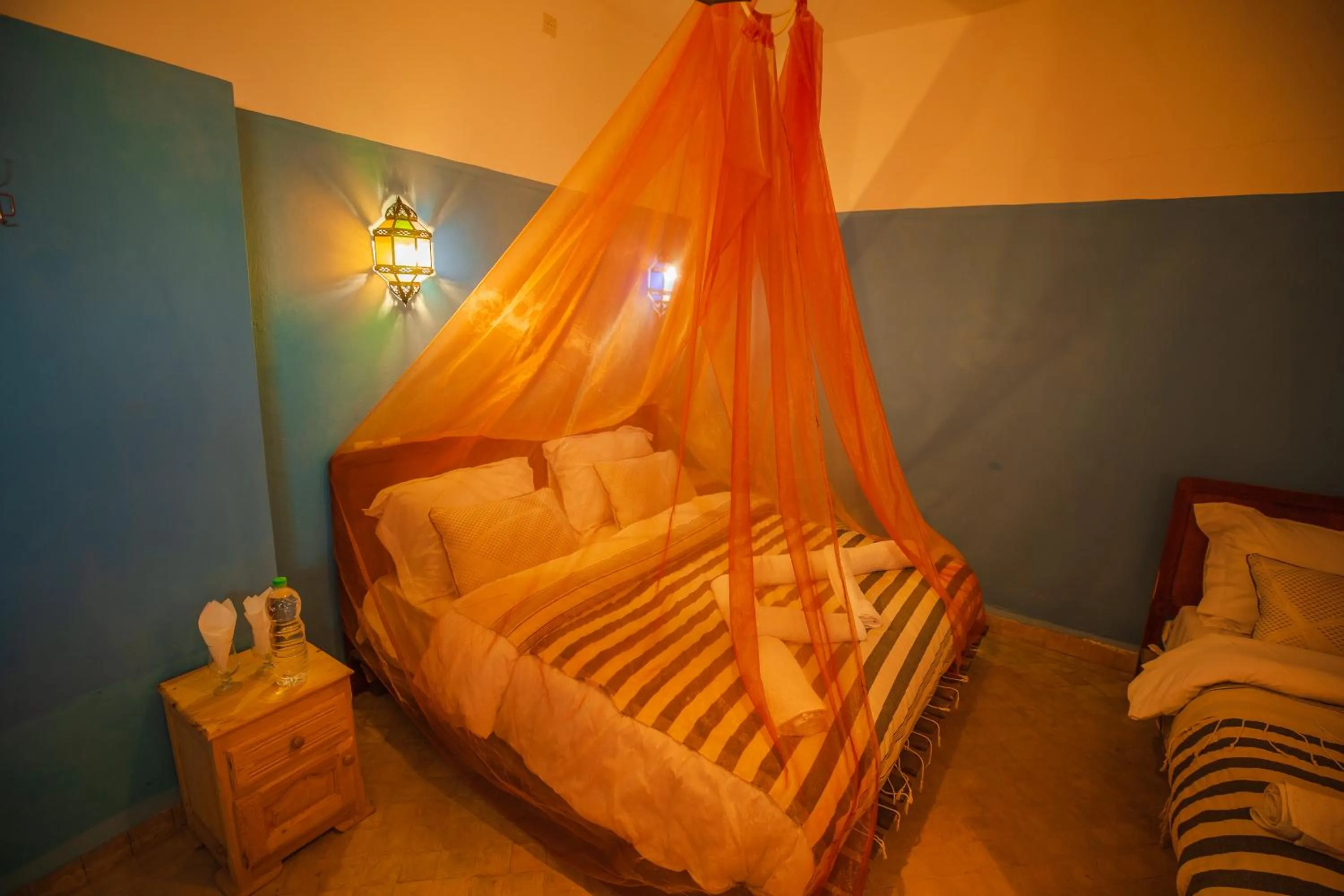 Photo of the whole room, Bed in Takojt