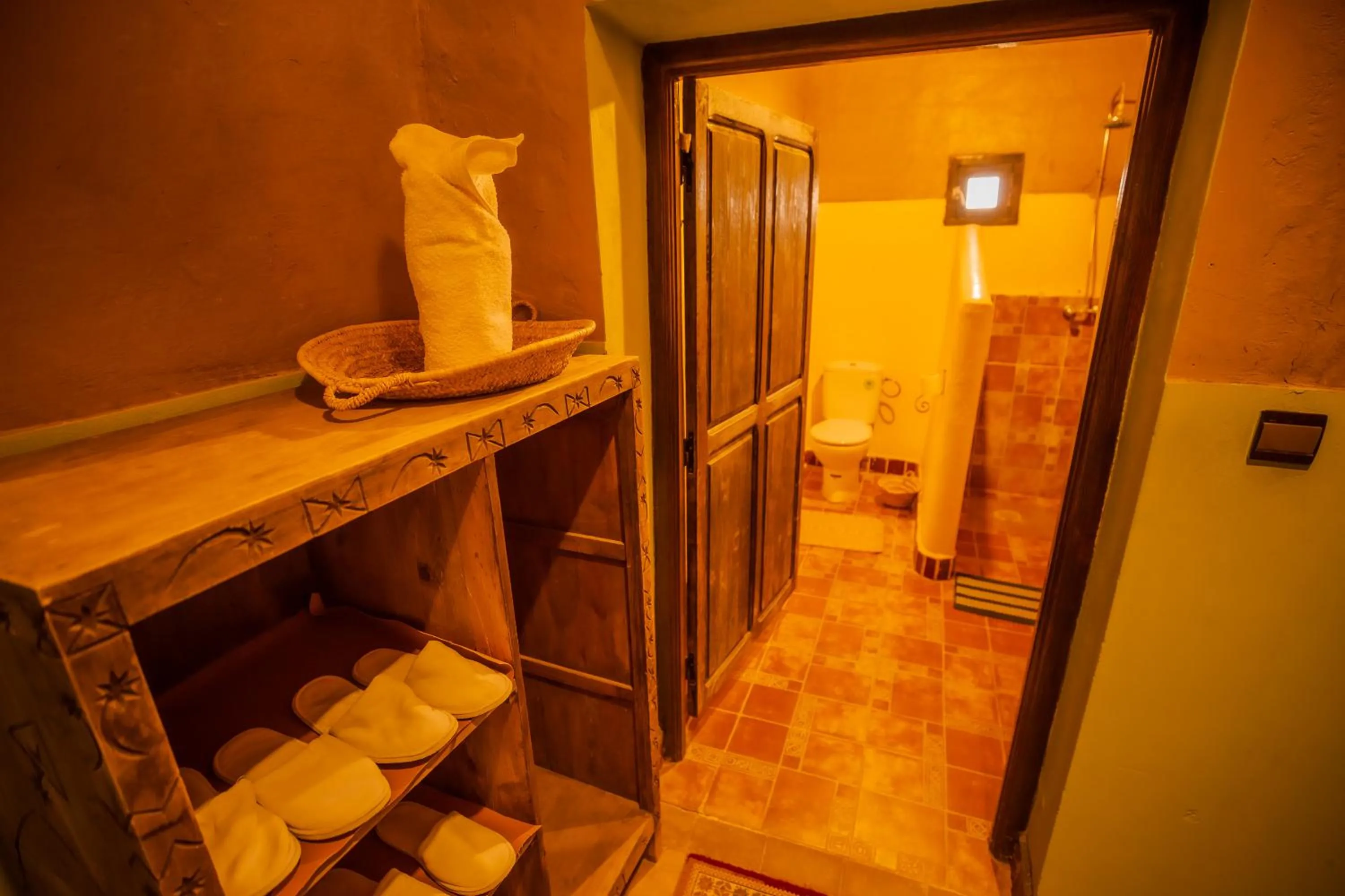Toilet in Takojt