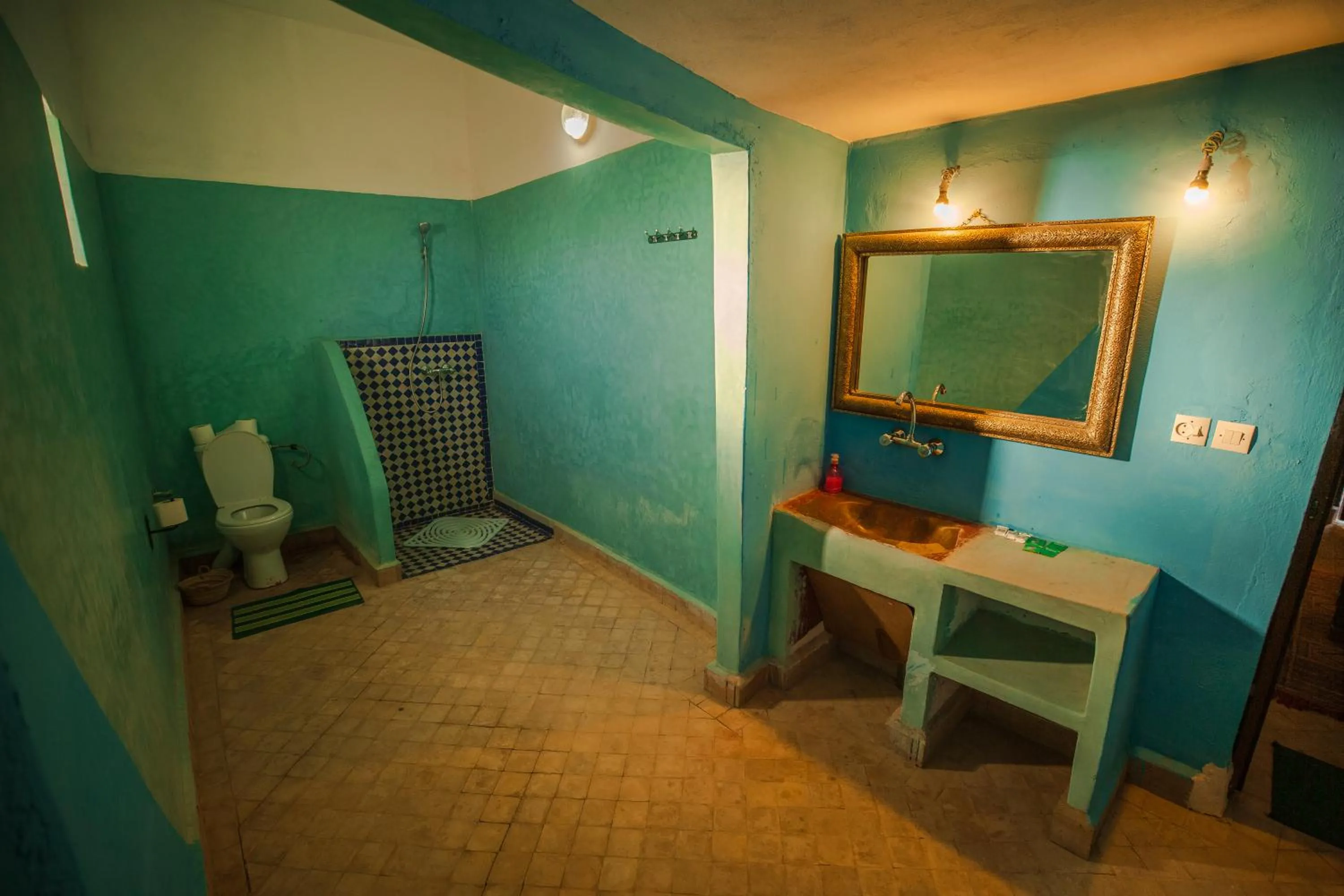 Toilet in Takojt