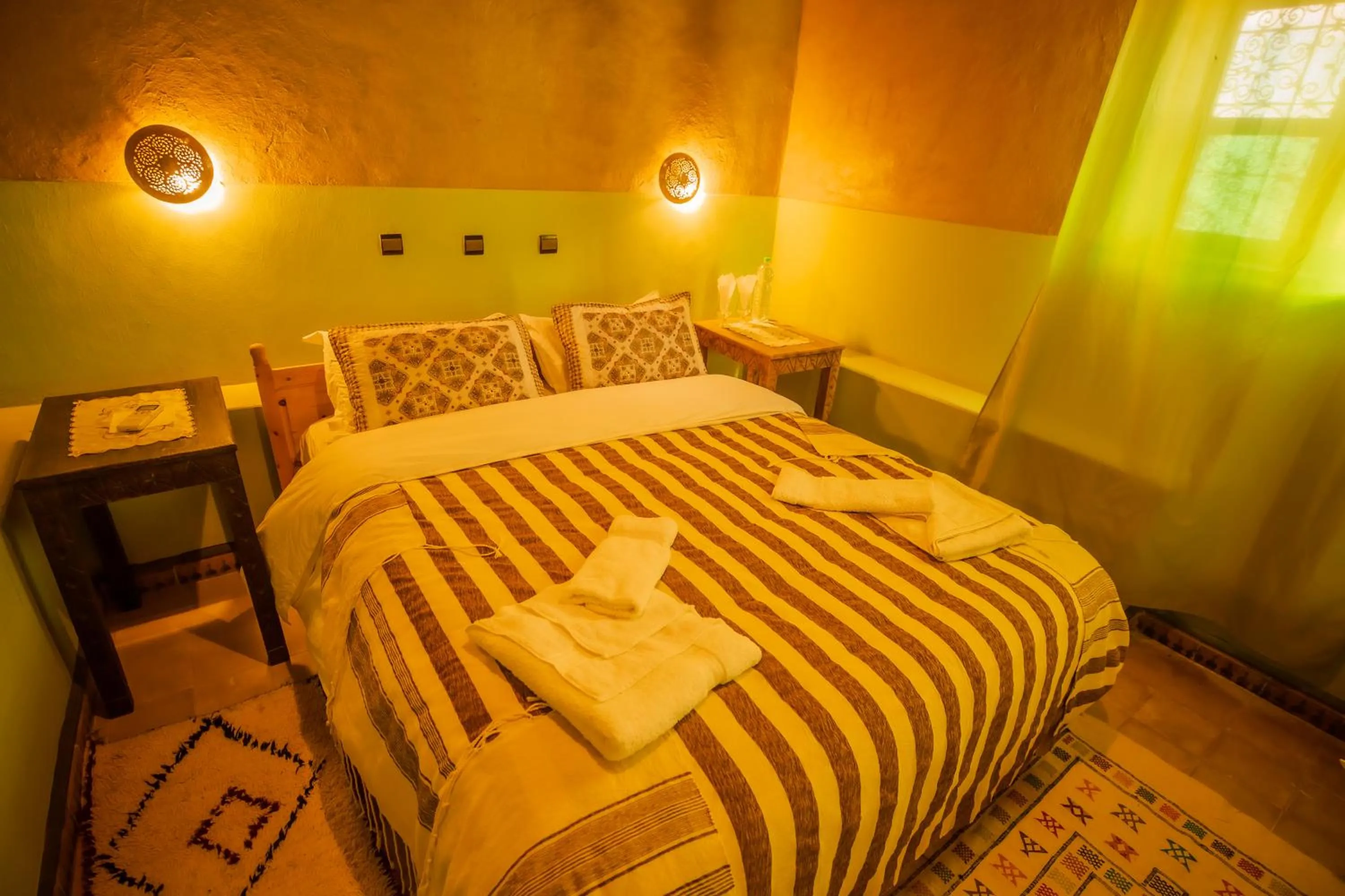 Photo of the whole room, Bed in Takojt