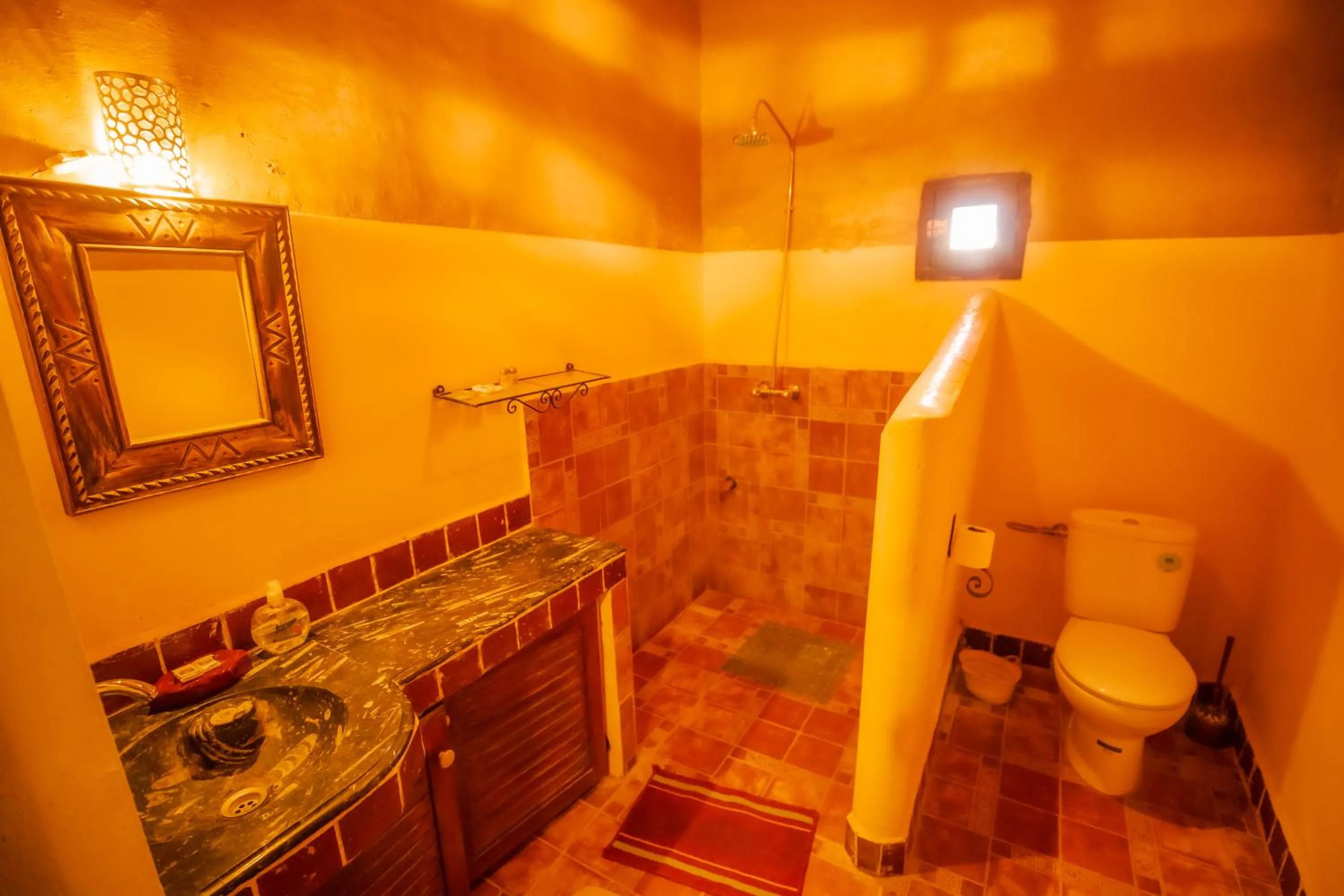 Toilet in Takojt