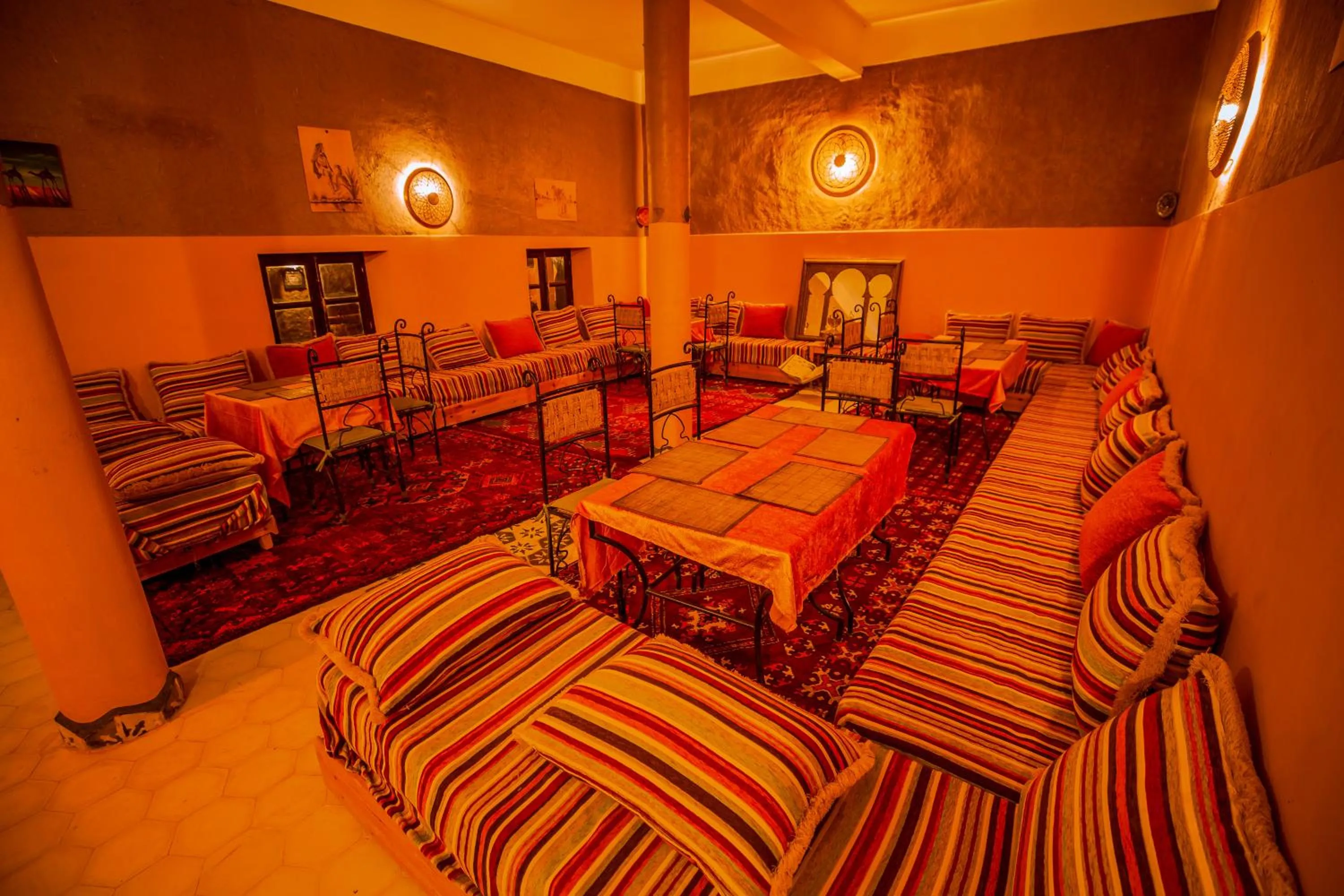 Restaurant/places to eat, Bed in Takojt