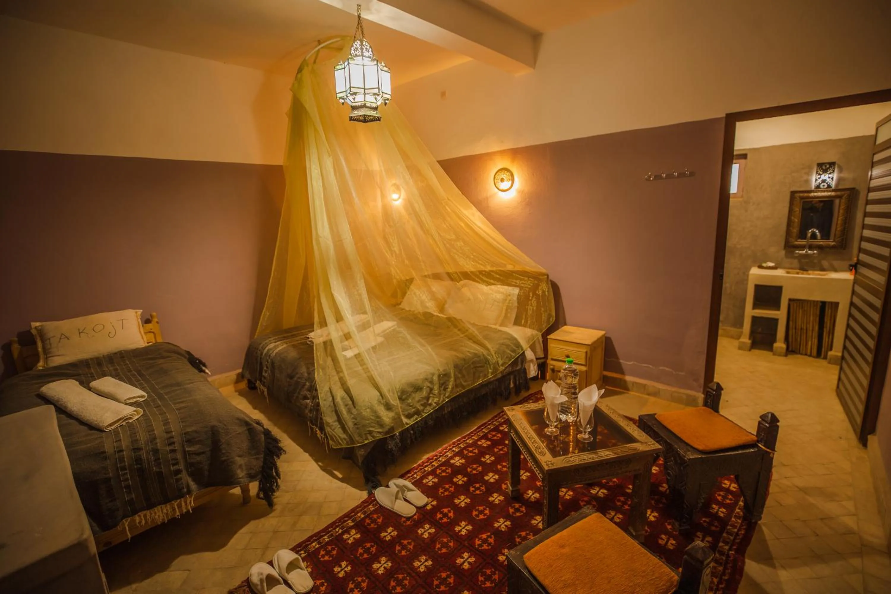 Photo of the whole room, Bed in Takojt