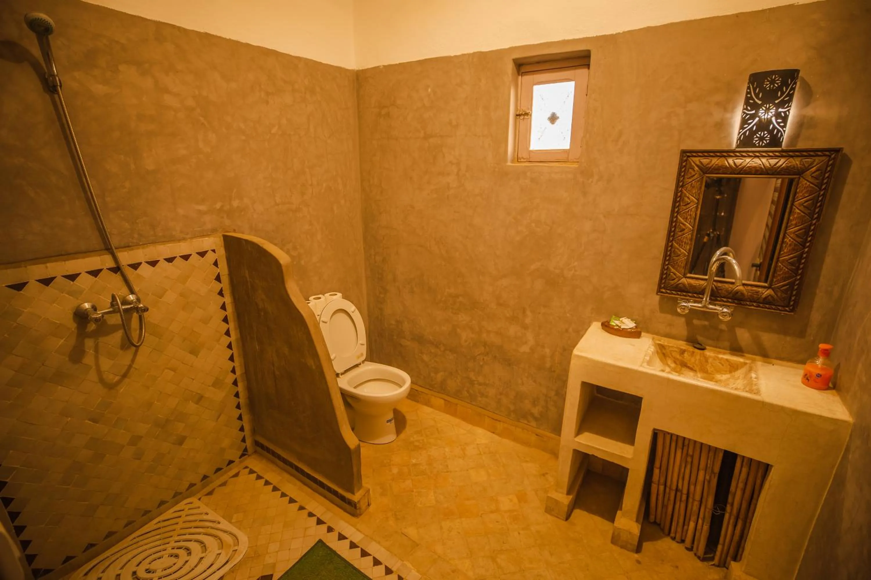 Toilet in Takojt
