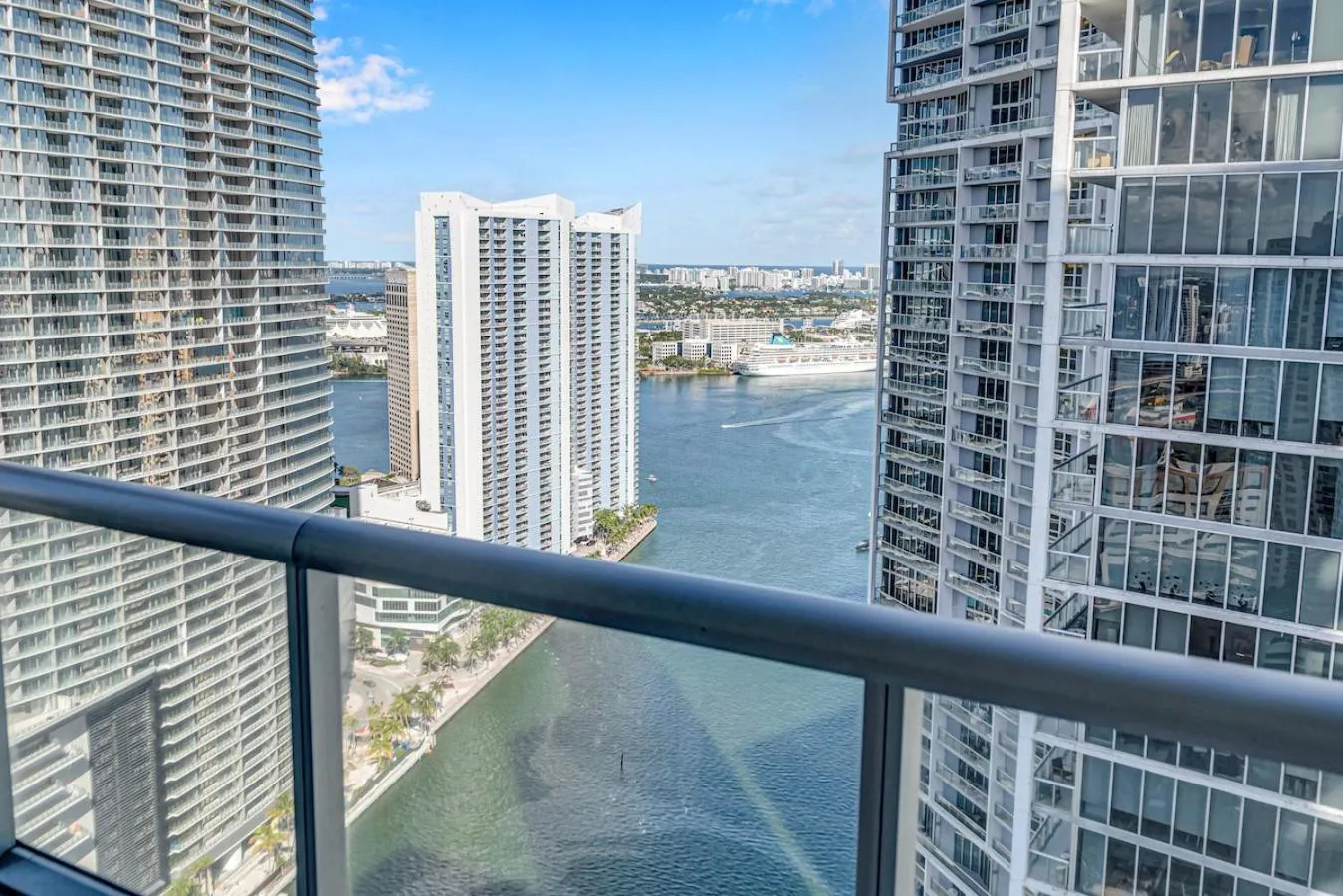 *W ICON BRICKELL- LUXURY 2BR HIGHRISE CORNER CONDO**