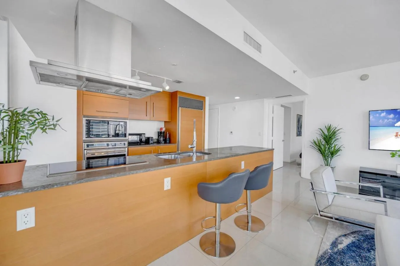 *W ICON BRICKELL- LUXURY 2BR HIGHRISE CORNER CONDO**