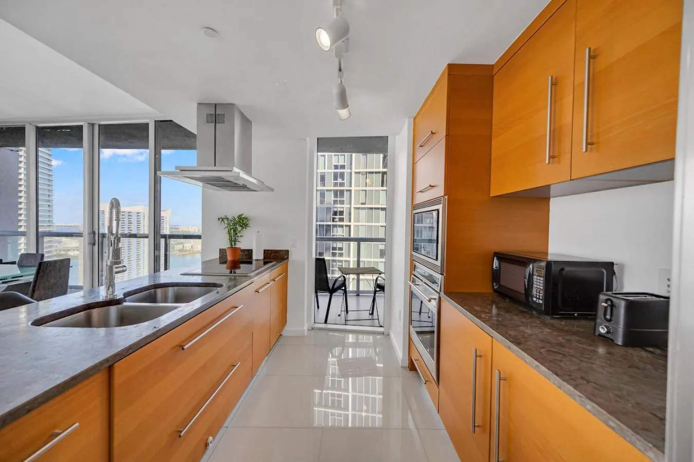 *W ICON BRICKELL- LUXURY 2BR HIGHRISE CORNER CONDO**