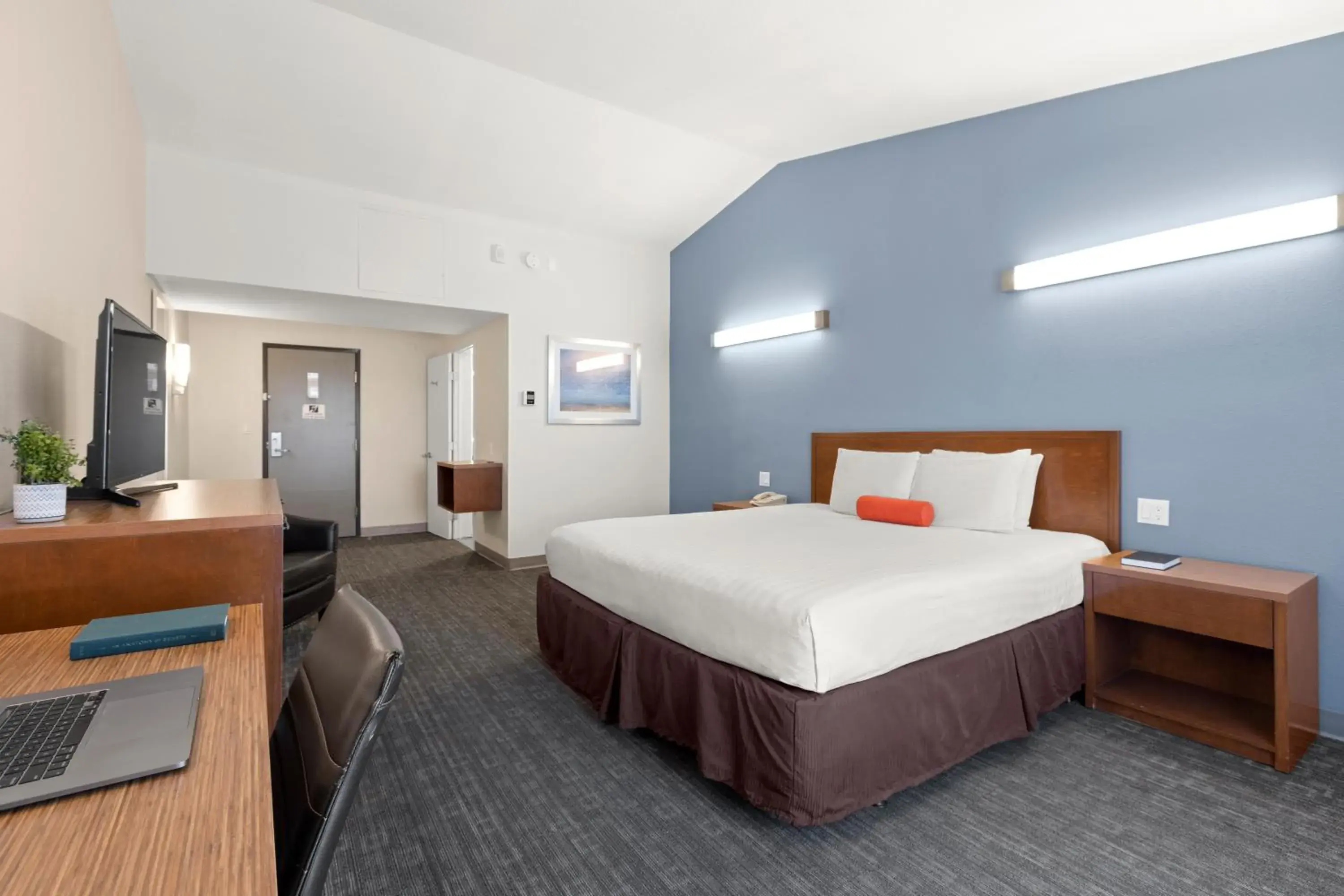 Photo of the whole room, Bed in Good Nite Inn Redwood City - San Francisco Airport Photo of the whole room, Bed in Good Nite Inn Redwood City - San Francisco Airport