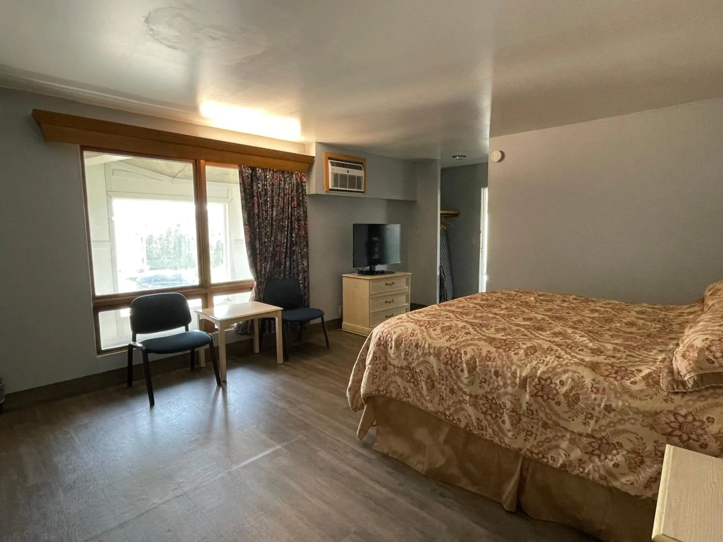 Deluxe King Room in Executive Inn Deluxe King Room in Executive Inn