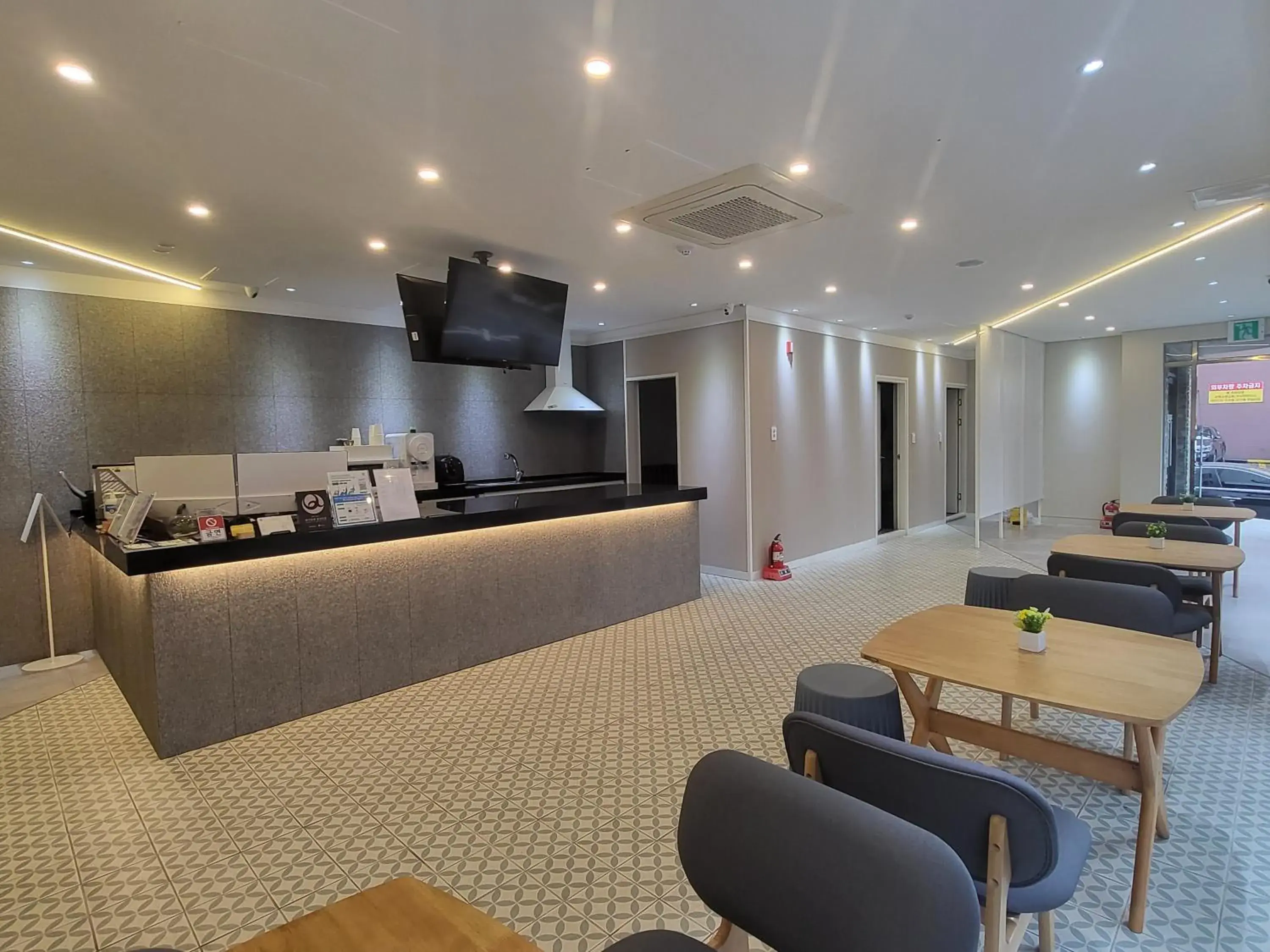 Lobby or reception in Hotel razaB Lobby or reception in Hotel razaB