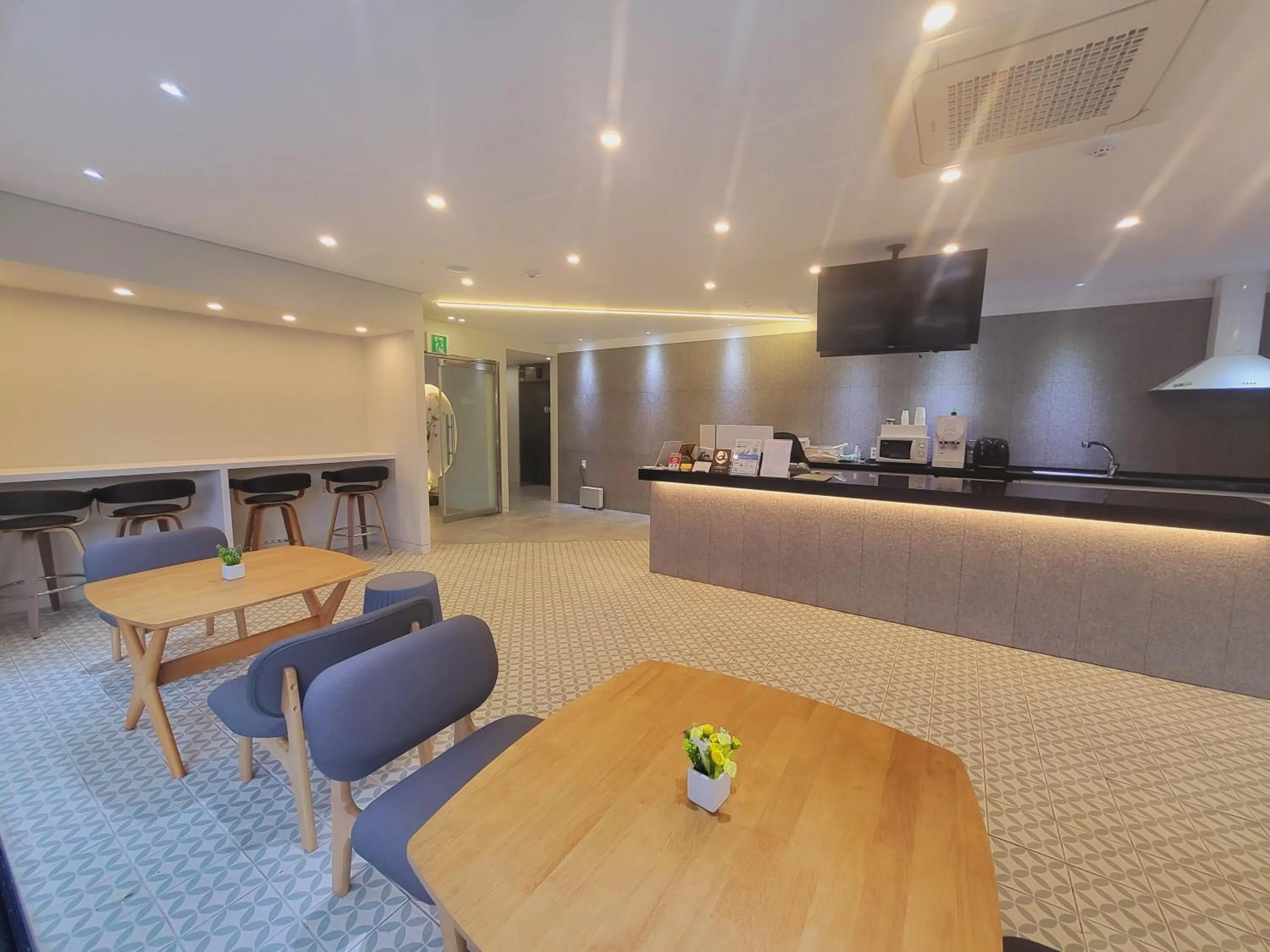 Restaurant/places to eat in Hotel razaB