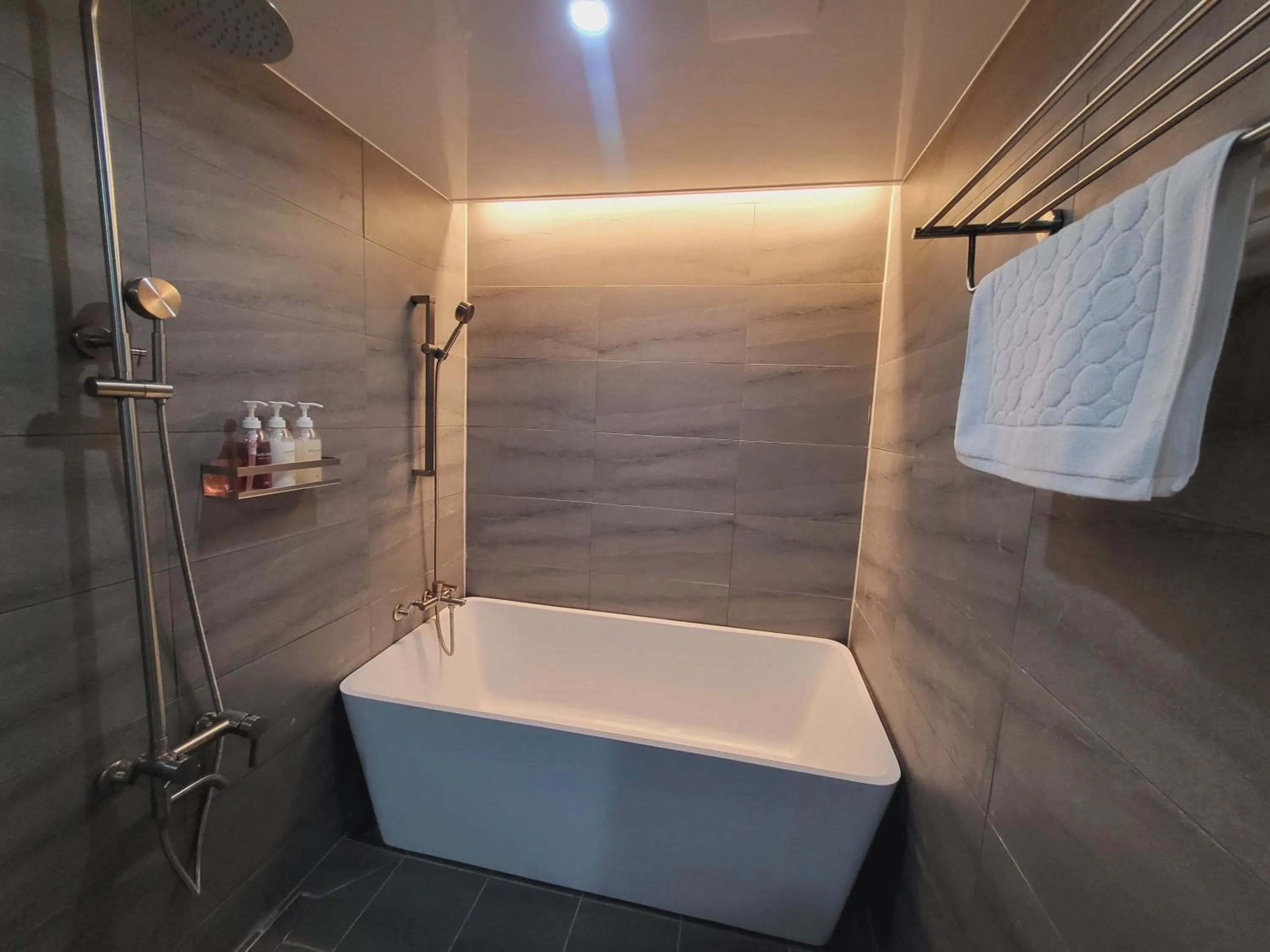 Shower in Hotel razaB