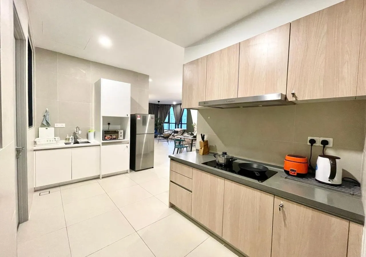 Kitchen or kitchenette in KL Gateway Premium Residences by Moka