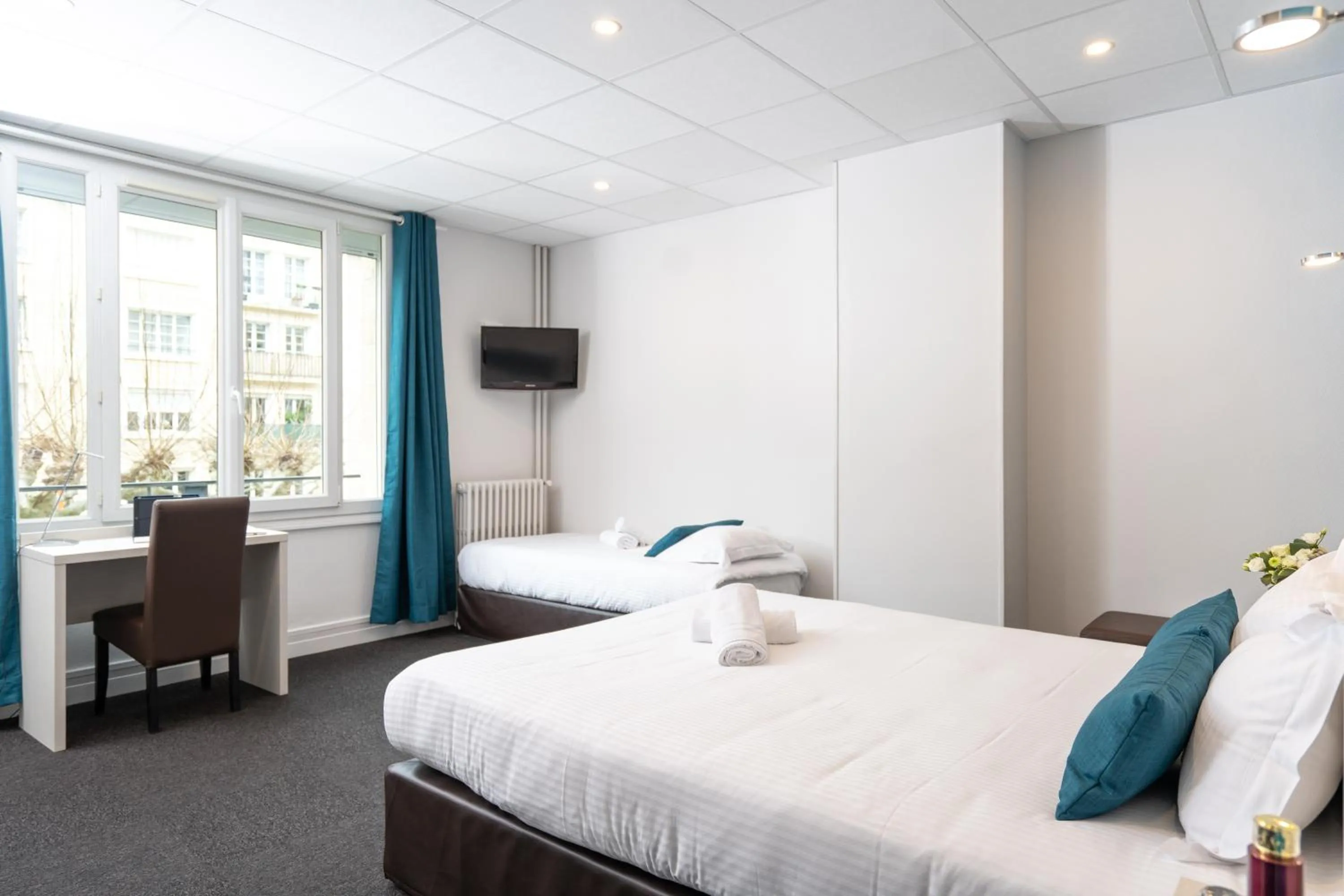 Bed in Logis Hotel Du Chateau