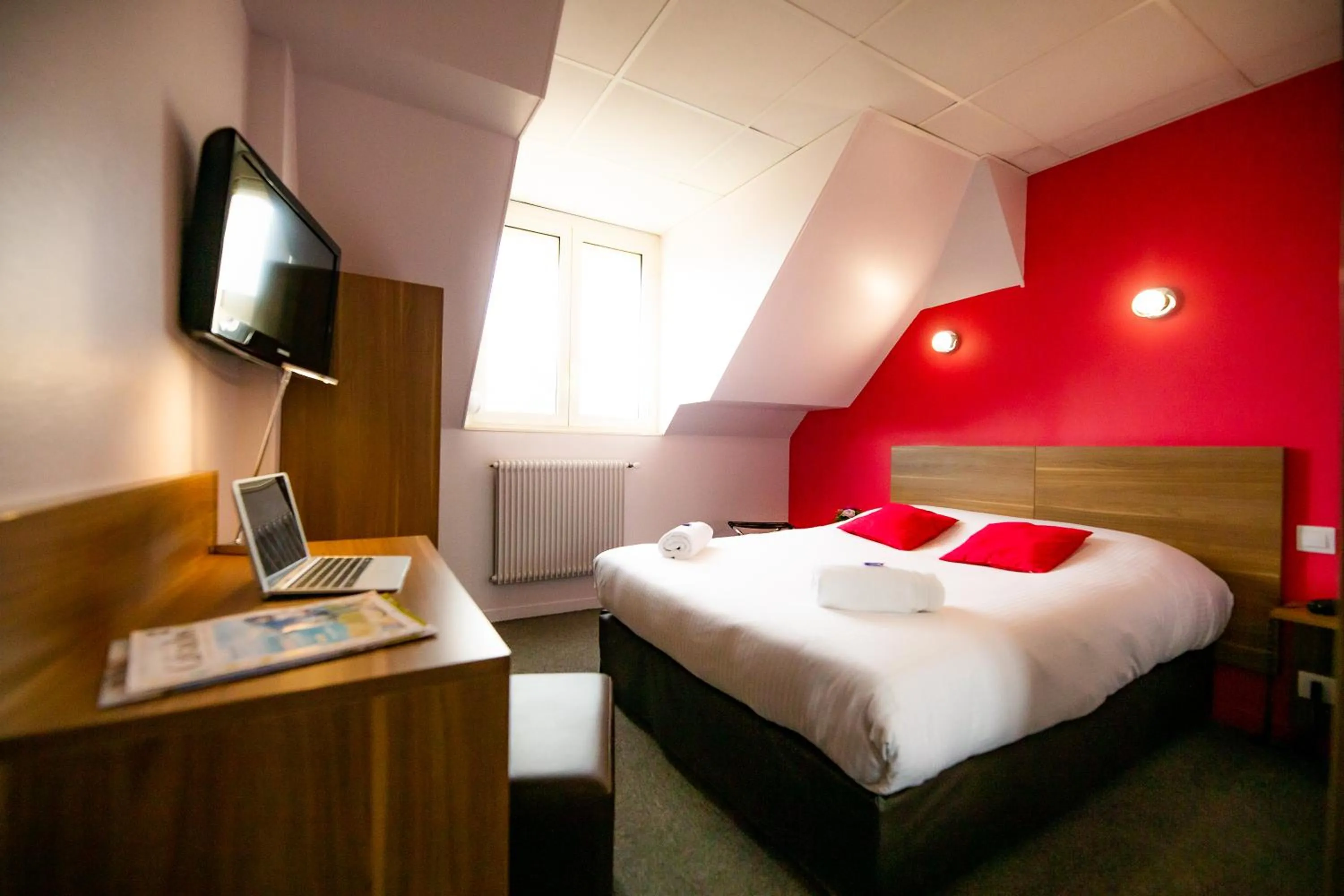 Property building, Bed in Logis Hotel Du Chateau