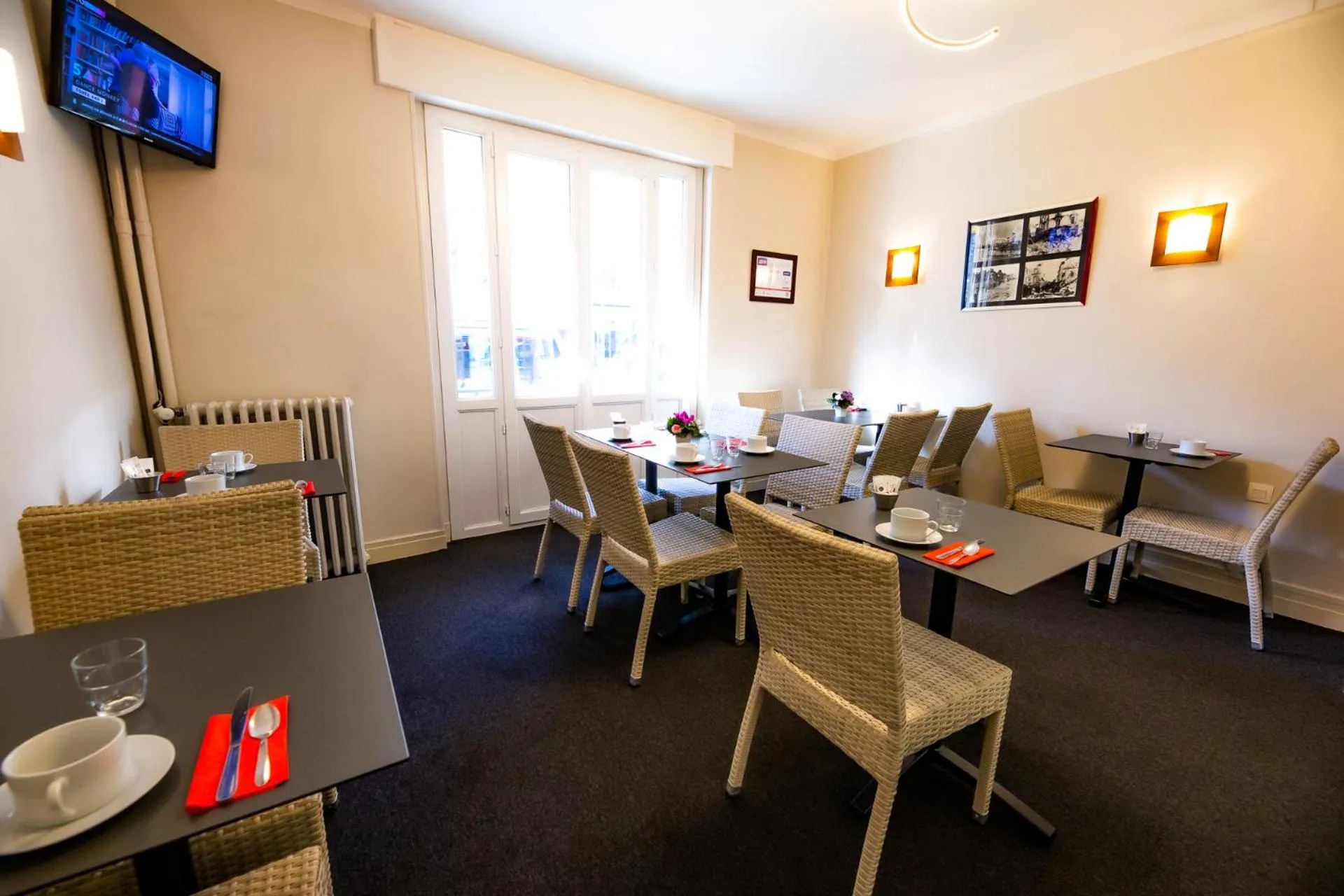 Lounge or bar in Logis Hotel Du Chateau