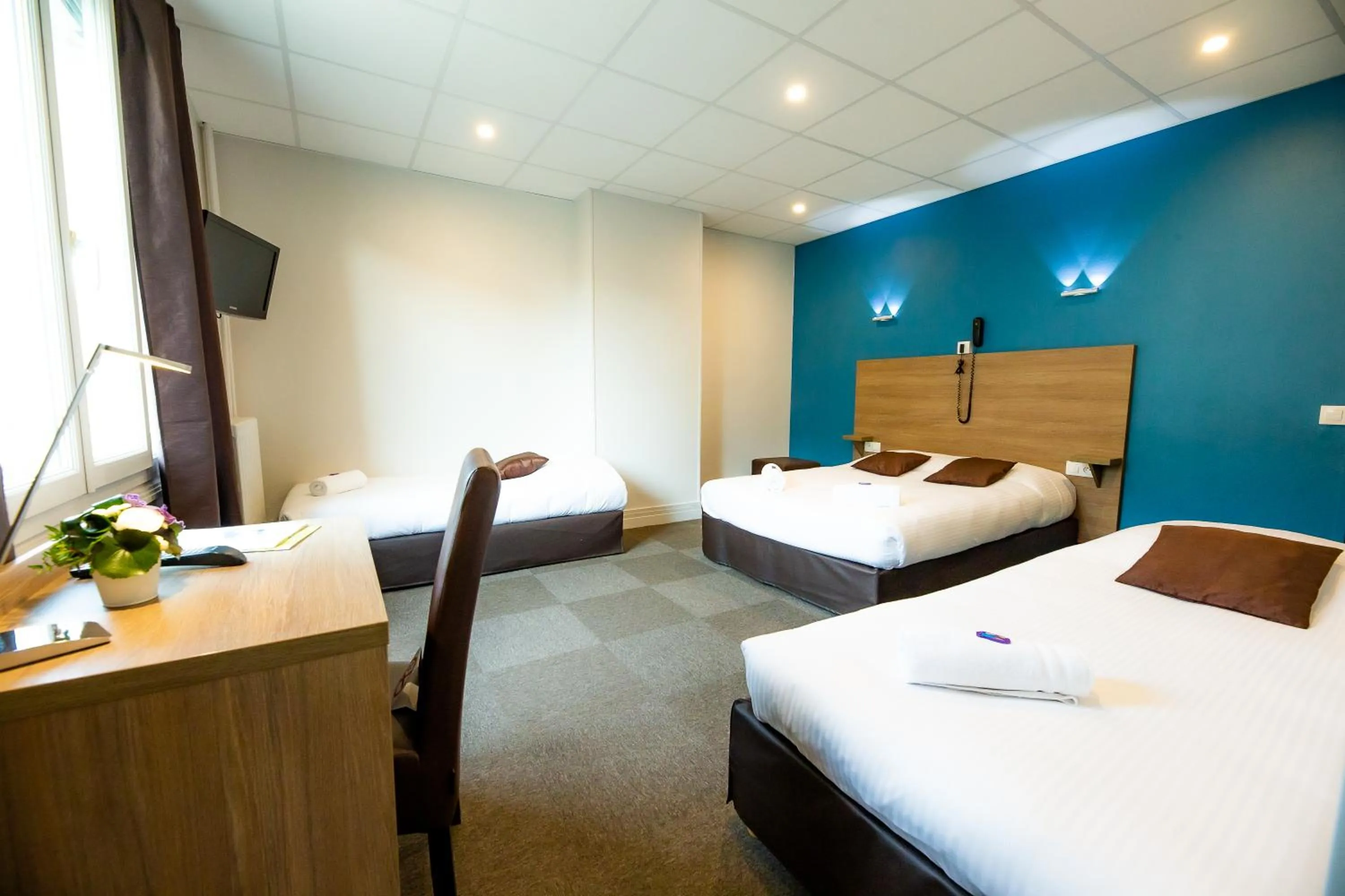 Property building, Bed in Logis Hotel Du Chateau