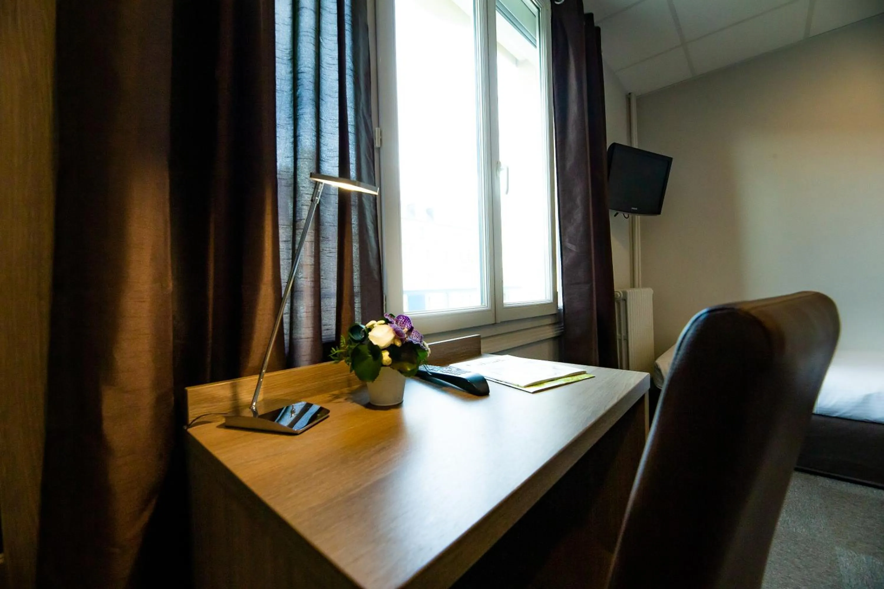 Business facilities in Logis Hotel Du Chateau