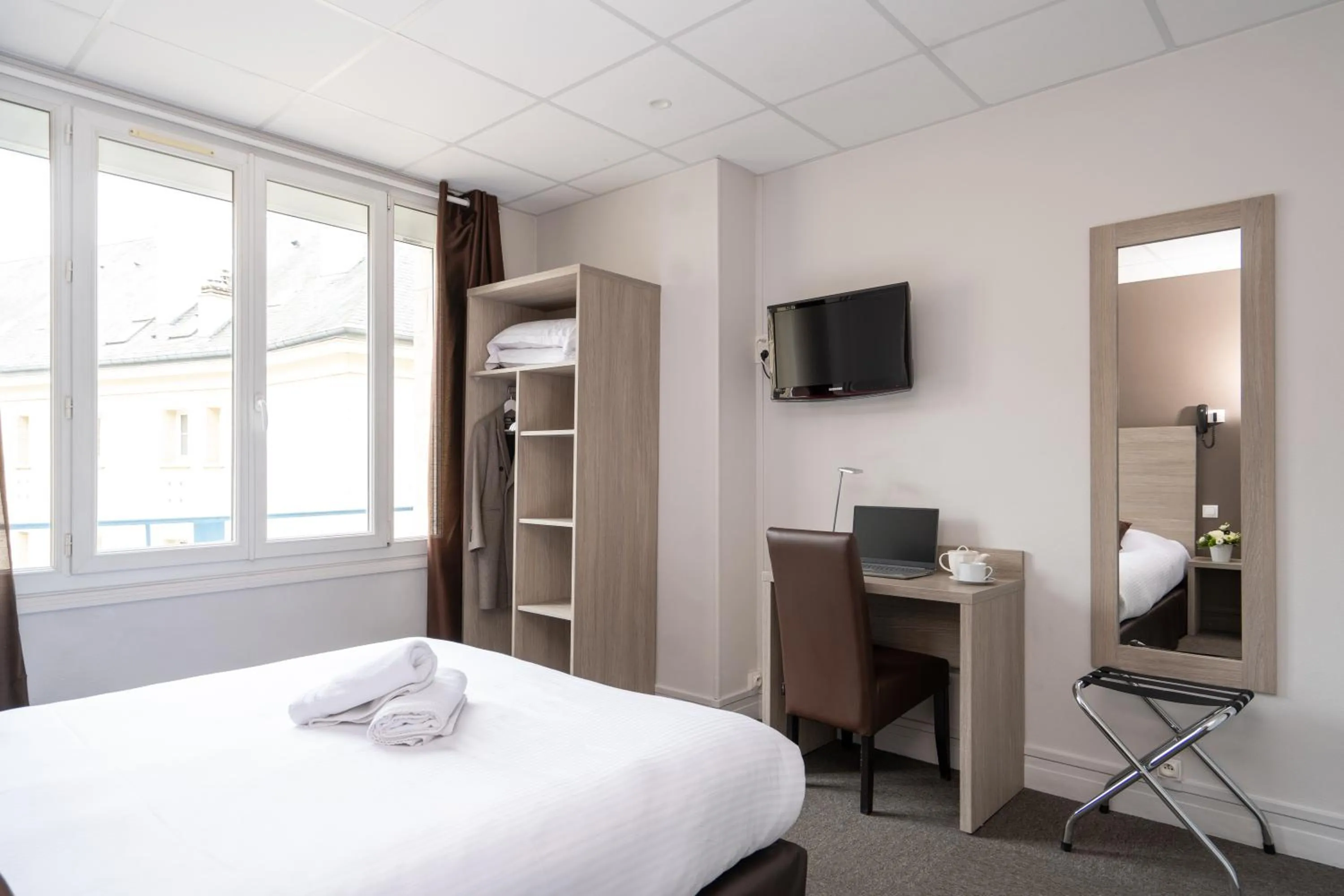 Photo of the whole room, Bed in Logis Hotel Du Chateau