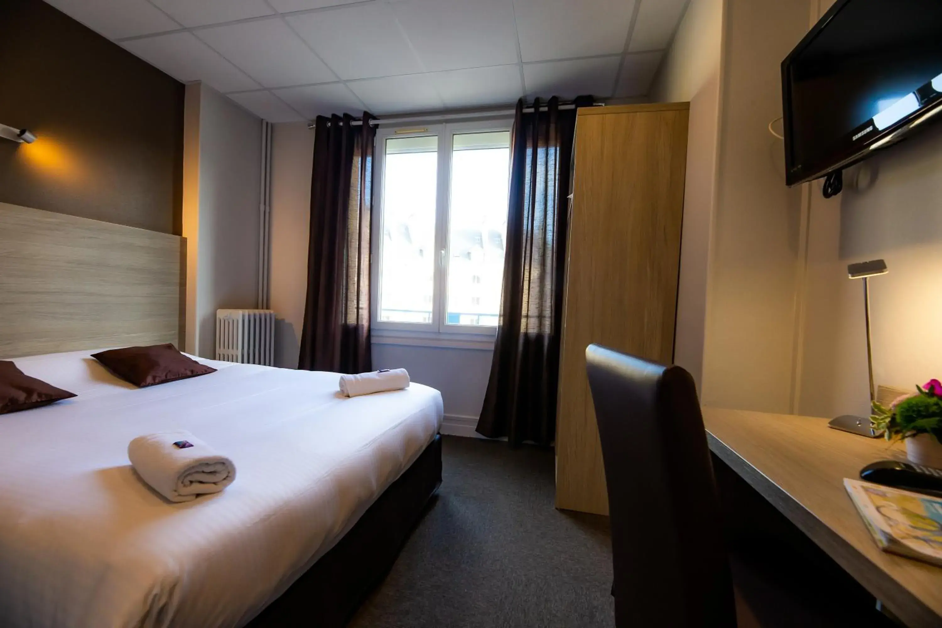 Property building, Bed in Logis Hotel Du Chateau Property building, Bed in Logis Hotel Du Chateau