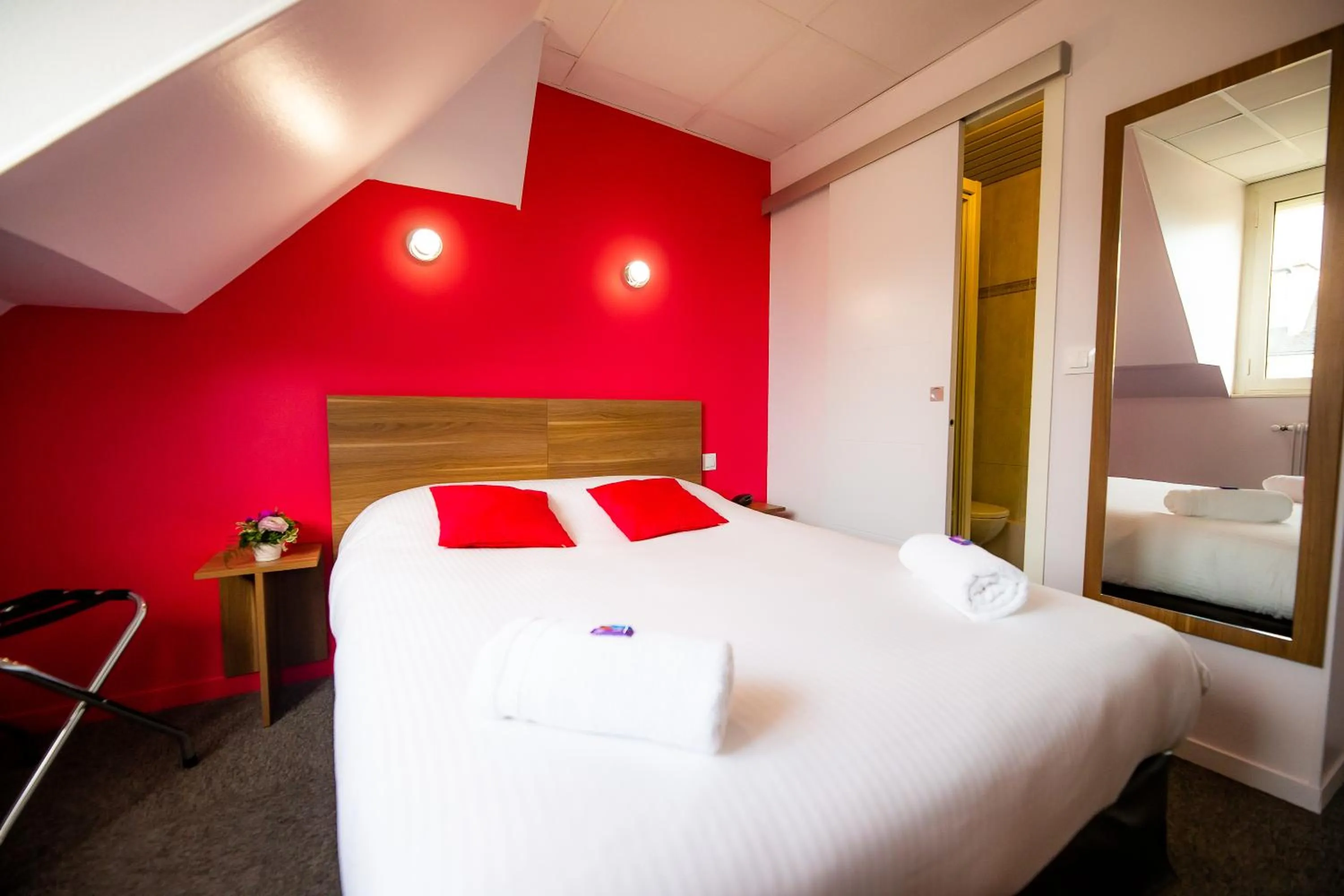 Property building, Bed in Logis Hotel Du Chateau